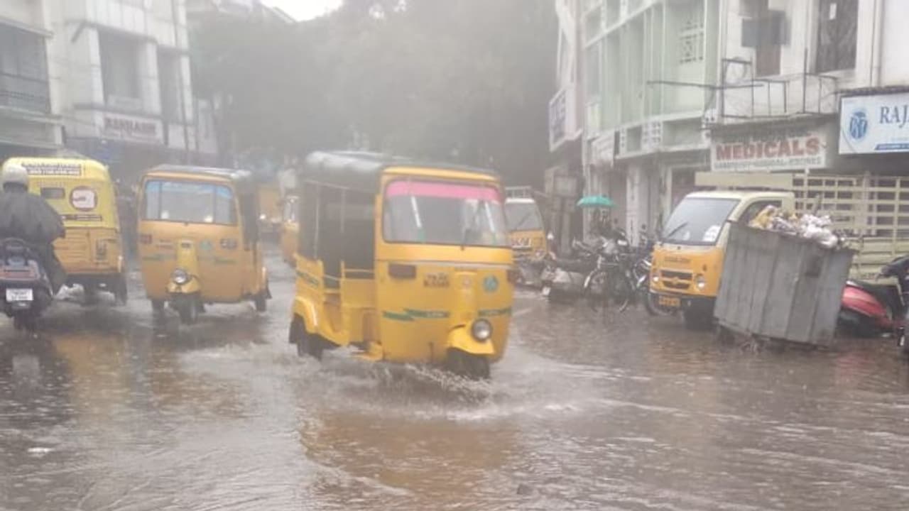 రాష్ట్రంలో కుండపోత వర్షం: లోతట్టు ప్రాంతాలు జలమయం