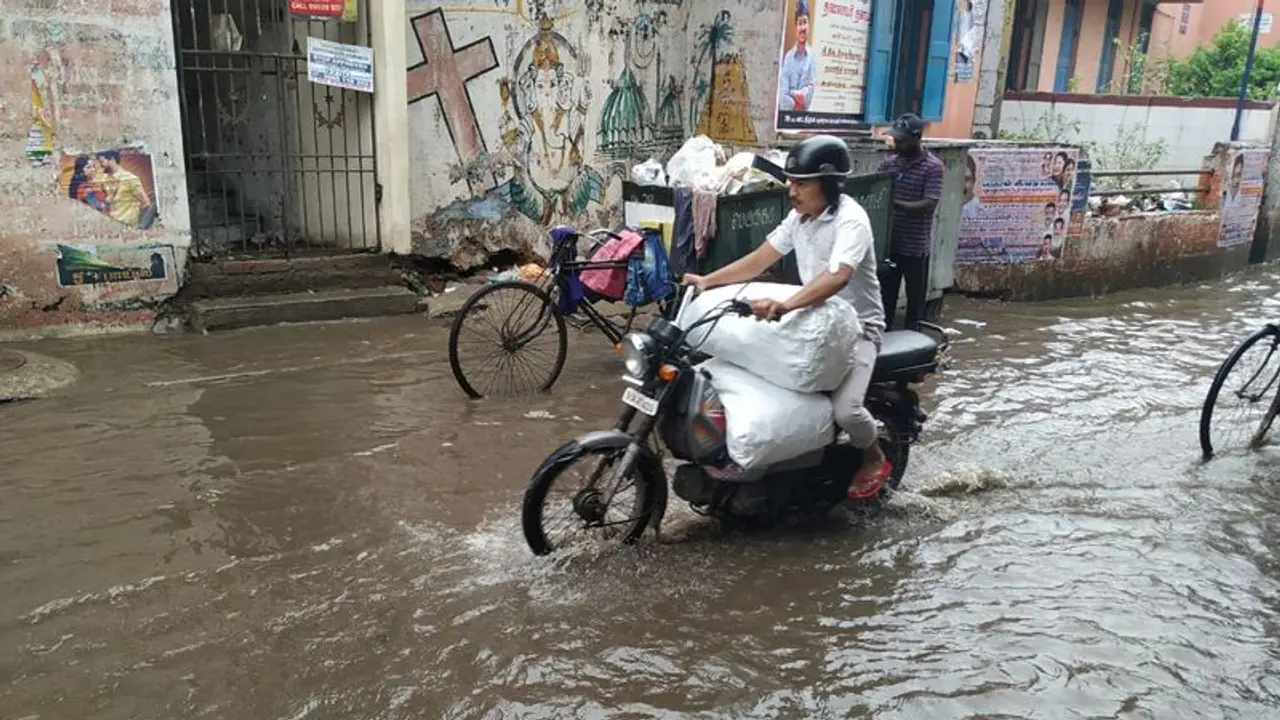 ಕೊಪ್ಪಳ ಜಿಲ್ಲೆಯಲ್ಲಿ ವರುಣನ ಆರ್ಭಟ: ಒಂದೇ ದಿನ ದಾಖಲೆಯ ಮಳೆ ಕೊಪ್ಪಳ ಜಿಲ್ಲೆಯಲ್ಲಿ ವರುಣನ ಆರ್ಭಟ: ಒಂದೇ ದಿನ ದಾಖಲೆಯ ಮಳೆ
