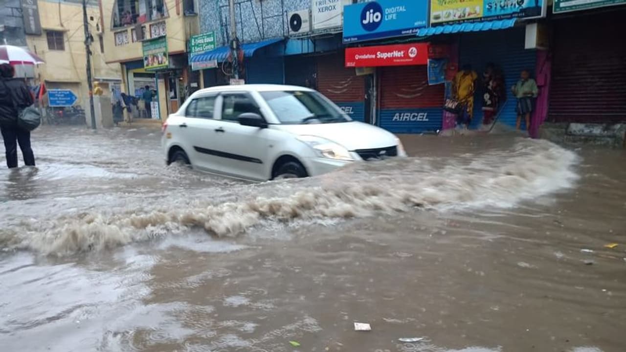 ಕಲ್ಯಾಣ ಕರ್ನಾಟಕದಲ್ಲಿ ವರುಣನ ಆರ್ಭಟ: ಇಬ್ಬರು ಸಾವು ಕಲ್ಯಾಣ ಕರ್ನಾಟಕದಲ್ಲಿ ವರುಣನ ಆರ್ಭಟ: ಇಬ್ಬರು ಸಾವು