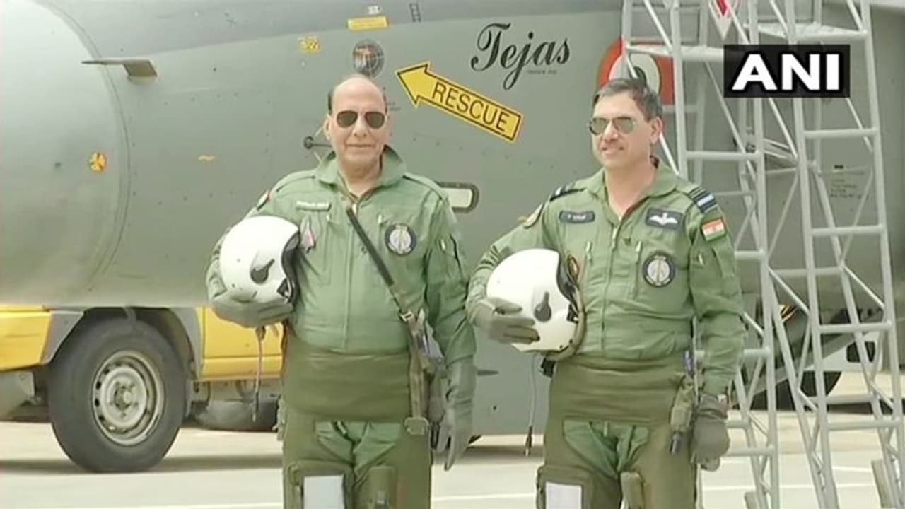 తేజస్ యుద్ధ విమానంలో ప్రయాణించిన రాజ్‌నాథ్ సింగ్