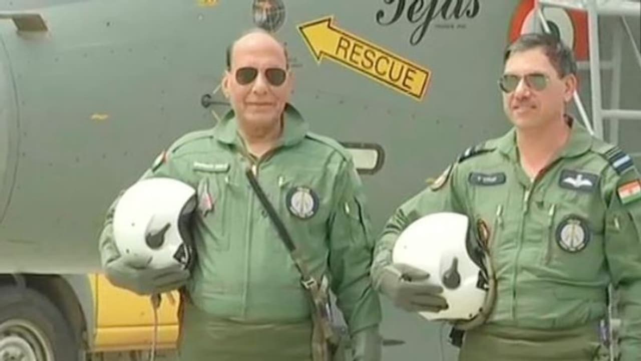 প্রতিরক্ষা মন্ত্রী হিসাবে নজির গড়লেন রাজনাথ সিং, সওয়ার হলেন তেজস যুদ্ধবিমানে প্রতিরক্ষা মন্ত্রী হিসাবে নজির গড়লেন রাজনাথ সিং, সওয়ার হলেন তেজস যুদ্ধবিমানে