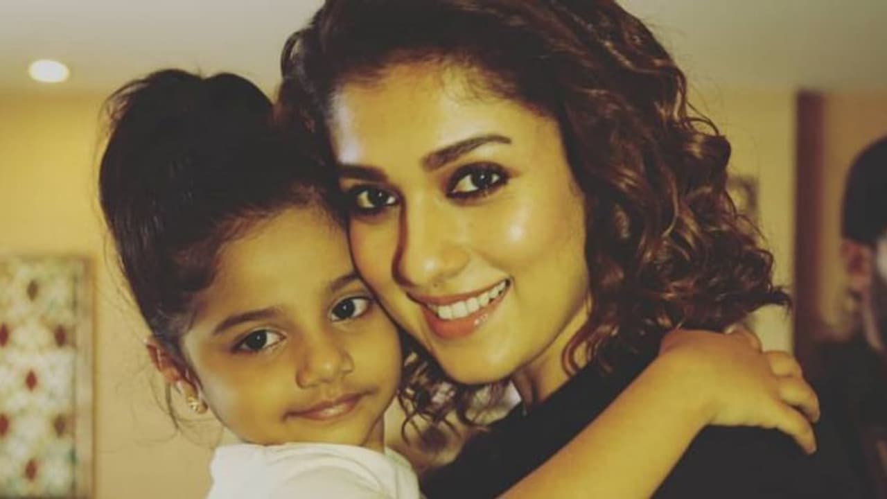 “படிச்சவங்க தானே, உங்களுக்கு அறிவே இல்லையா?”... மழலை மொழியில் வறுத்தெடுக்கும் பேபி மானஸ்வி...!