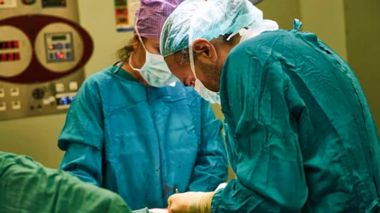 എപ്പോഴും ക്ഷീണം; പത്തൊമ്പതുകാരിയുടെ വയറ്റില്‍ നിന്ന് കണ്ടെത്തിയത്...