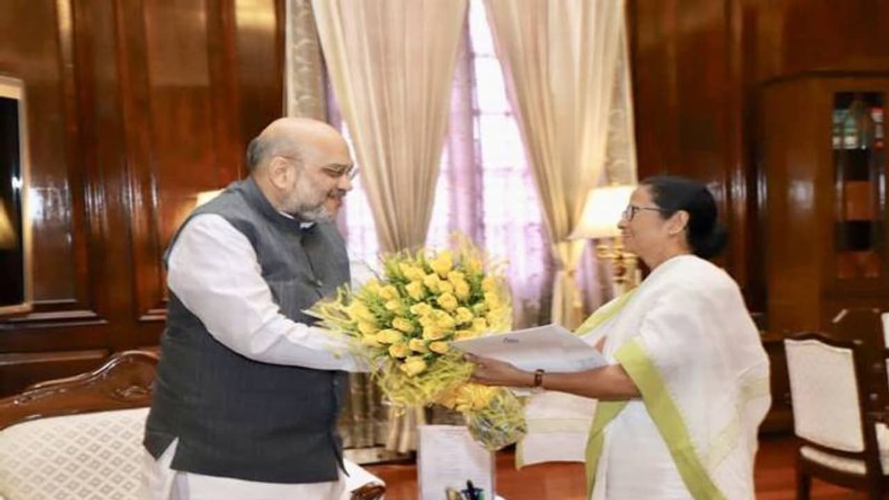 అమిత్ షాతో మమతా బెనర్జీ భేటీ: ఎన్ఆర్సీపై చర్చ అమిత్ షాతో మమతా బెనర్జీ భేటీ: ఎన్ఆర్సీపై చర్చ