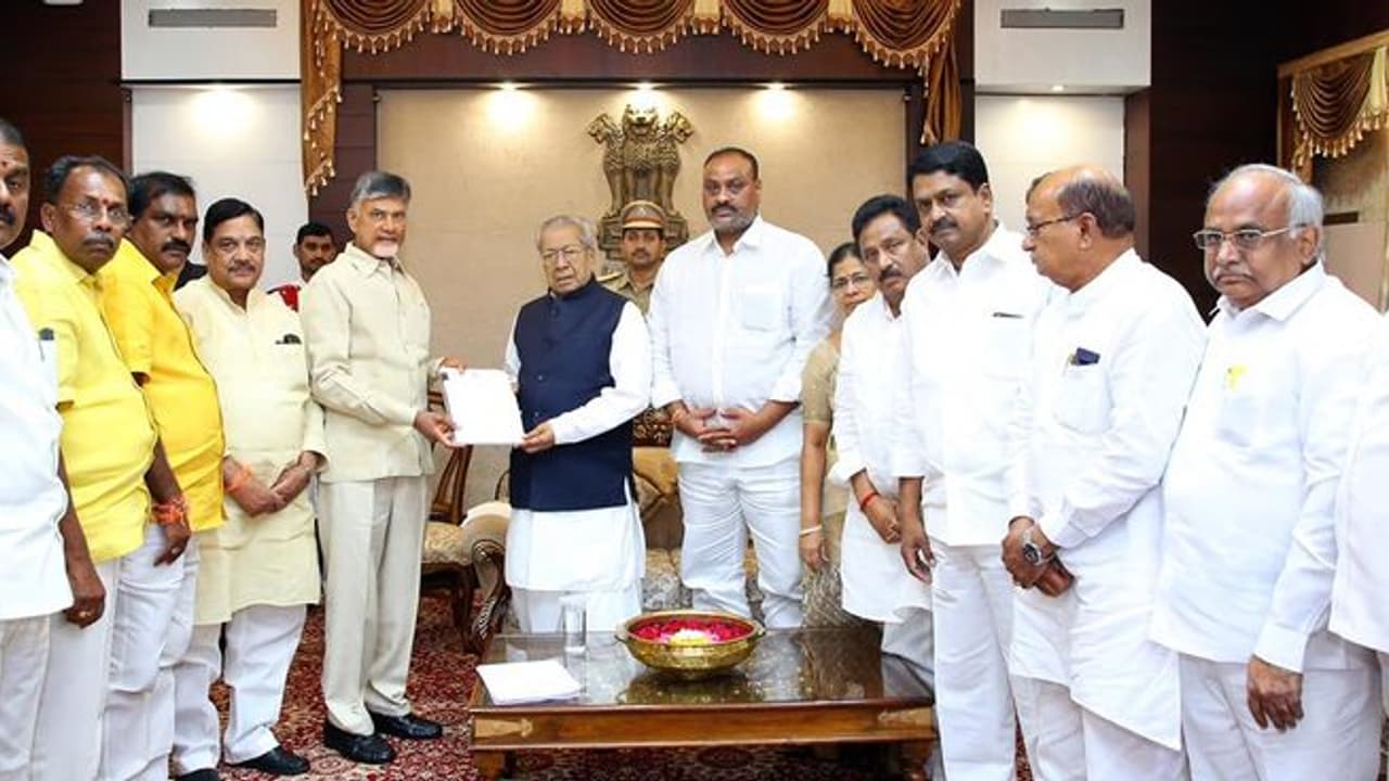 గవర్నర్ బీబీ హరిచందన్ తో చంద్రబాబు భేటీ: కోడెల మరణం, రాజకీయ దాడులపై ఫిర్యాదు గవర్నర్ బీబీ హరిచందన్ తో చంద్రబాబు భేటీ: కోడెల మరణం, రాజకీయ దాడులపై ఫిర్యాదు