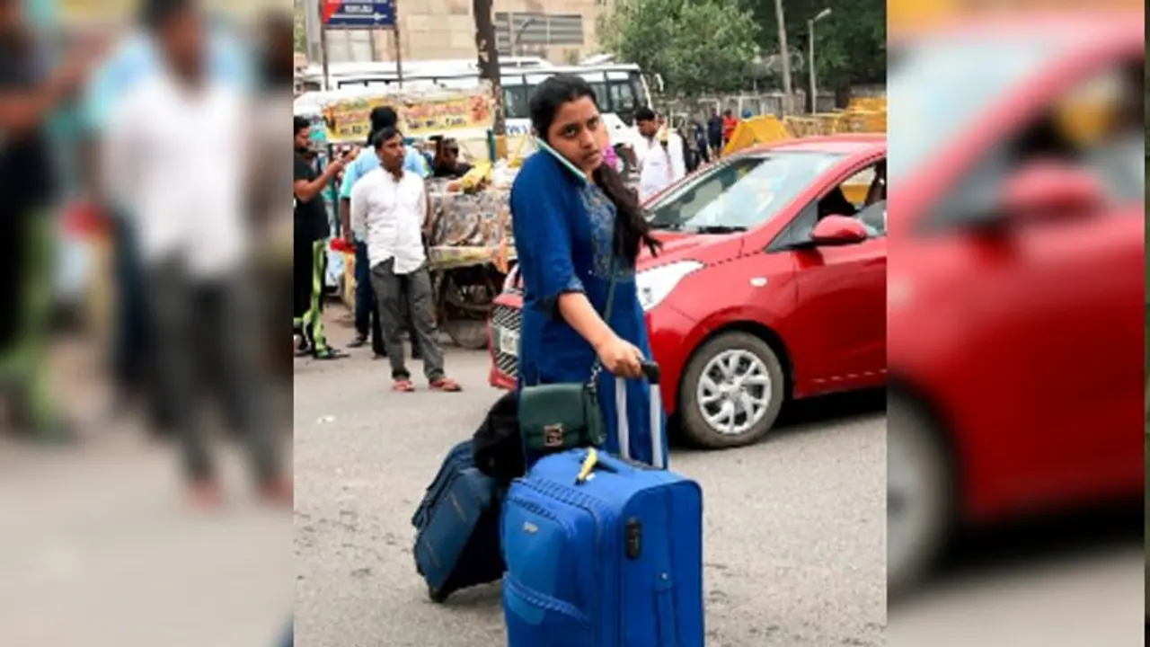 ট্যাক্সি অটো থেকে ধাক্কা মেরে নামিয়ে দেওয়া হল যাত্রীদের, পরিবহন ধর্মঘটে প্রায় অচল রাজধানী ট্যাক্সি অটো থেকে ধাক্কা মেরে নামিয়ে দেওয়া হল যাত্রীদের, পরিবহন ধর্মঘটে প্রায় অচল রাজধানী