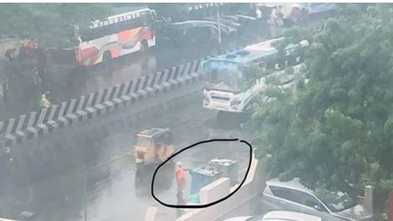 இடி மழை மின்னல் எதையும் பொருட்படுத்தாத பெண் ஊழியர்...! குப்பையை அகற்றுவதிலேயே குறி....குவியும் தொடர் பாராட்டு...! இடி மழை மின்னல் எதையும் பொருட்படுத்தாத பெண் ஊழியர்...! குப்பையை அகற்றுவதிலேயே குறி....குவியும் தொடர் பாராட்டு...!