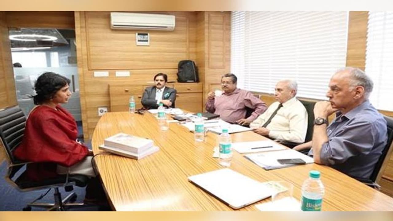 बिना परमिशन बैठने पर हो जाते हैं रिजेक्ट, IAS इंटरव्यू के लिए कैंडिडेट्स ध्यान रखें शिष्टाचार जुड़ी ये बातें बिना परमिशन बैठने पर हो जाते हैं रिजेक्ट, IAS इंटरव्यू के लिए कैंडिडेट्स ध्यान रखें शिष्टाचार जुड़ी ये बातें