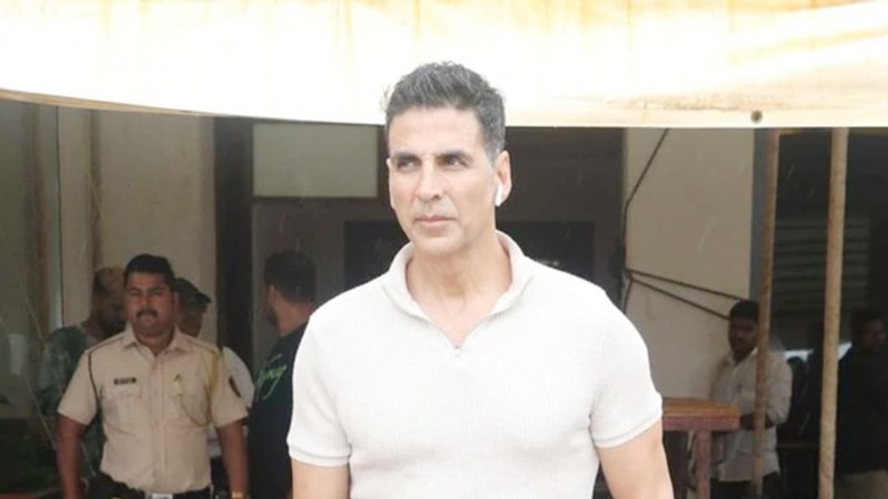 ২ ঘন্টার রাস্তা ২০ মিনিটে পেরলেন অক্ষয়, তবে সাধারণ মানুষের কাছে আশ্চর্যের নয়, দেখুন ভিডিও ২ ঘন্টার রাস্তা ২০ মিনিটে পেরলেন অক্ষয়, তবে সাধারণ মানুষের কাছে আশ্চর্যের নয়, দেখুন ভিডিও