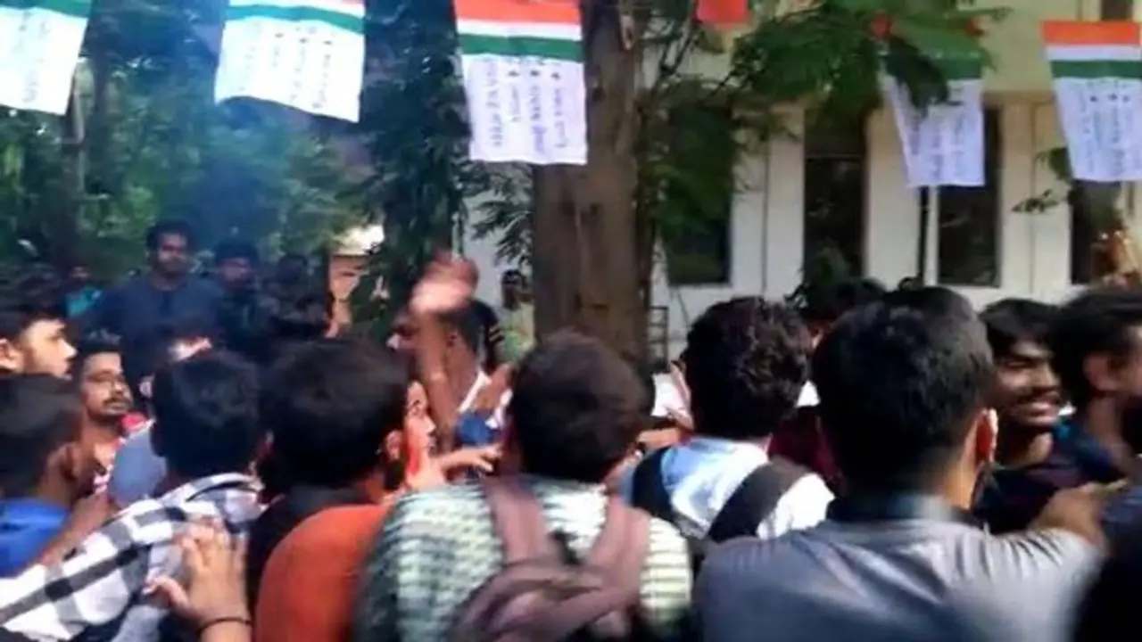 যাদবপুর বিশ্ববিদ্যালয়ে বাবুল সুপ্রিয়কে ধাক্কা,চুলের মুঠি ধরার অভিযোগ যাদবপুর বিশ্ববিদ্যালয়ে বাবুল সুপ্রিয়কে ধাক্কা,চুলের মুঠি ধরার অভিযোগ