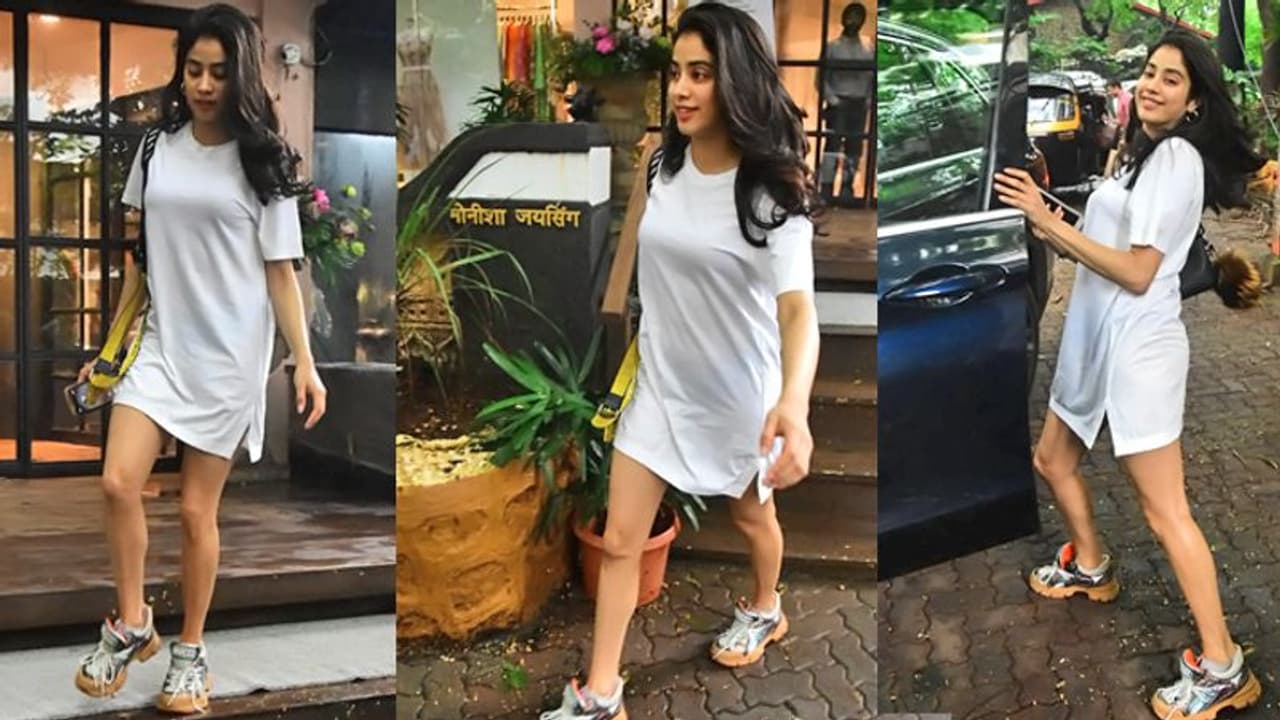 श्रीदेवी की बेटी को ऐसी ड्रेस में देख लोग उड़ा रहे मजाक, एक बोला आज फिर पैंट भूल गई?