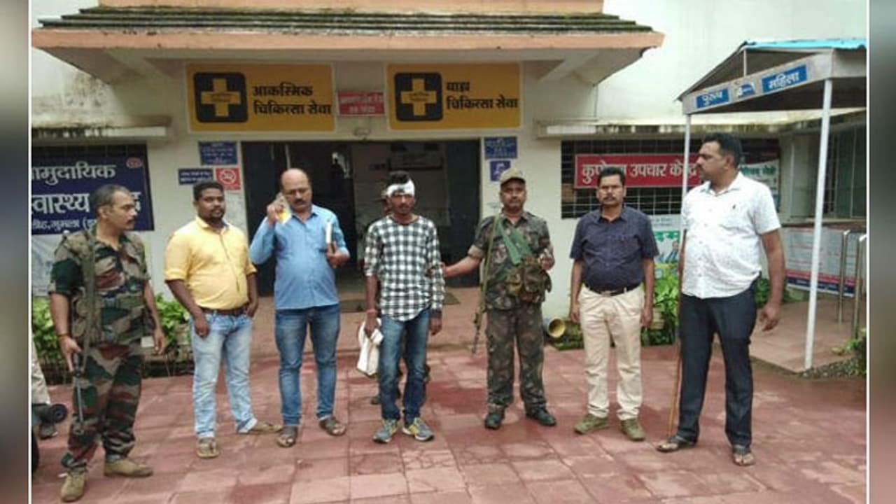 बैंक में जाकर सिर फुड़वाकर भागा यह शख्स, हरकत ही कुछ ऐसी की थी बैंक में जाकर सिर फुड़वाकर भागा यह शख्स, हरकत ही कुछ ऐसी की थी