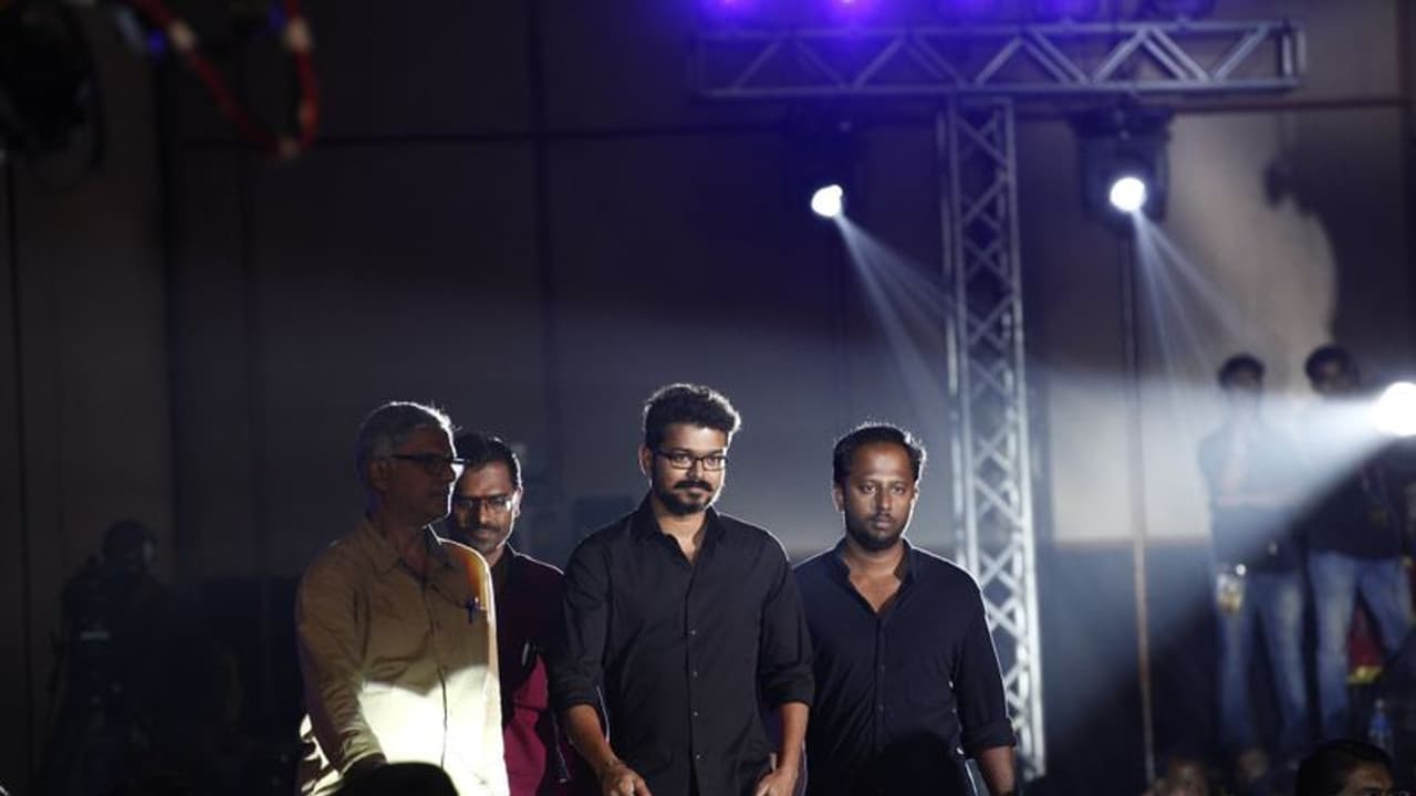 விஜயை அசிங்கப்படுத்தி பிகில் தெறிக்க விடும் ரசிகர்கள்..! விஜயை அசிங்கப்படுத்தி பிகில் தெறிக்க விடும் ரசிகர்கள்..!