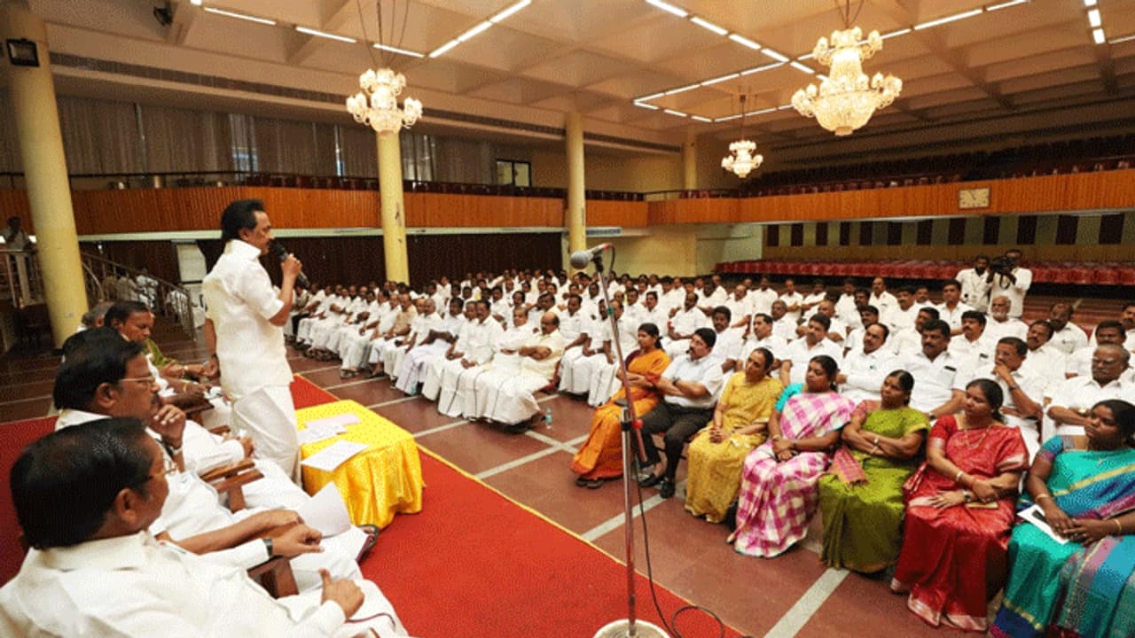 திமுகவின் முக்கிய பெண் எம்எல்ஏ பாஜகவில் இணையப் போகிறாரா? அவரே அளித்த அதிரடி சரவெடி விளக்கம்..! திமுகவின் முக்கிய பெண் எம்எல்ஏ பாஜகவில் இணையப் போகிறாரா? அவரே அளித்த அதிரடி சரவெடி விளக்கம்..!