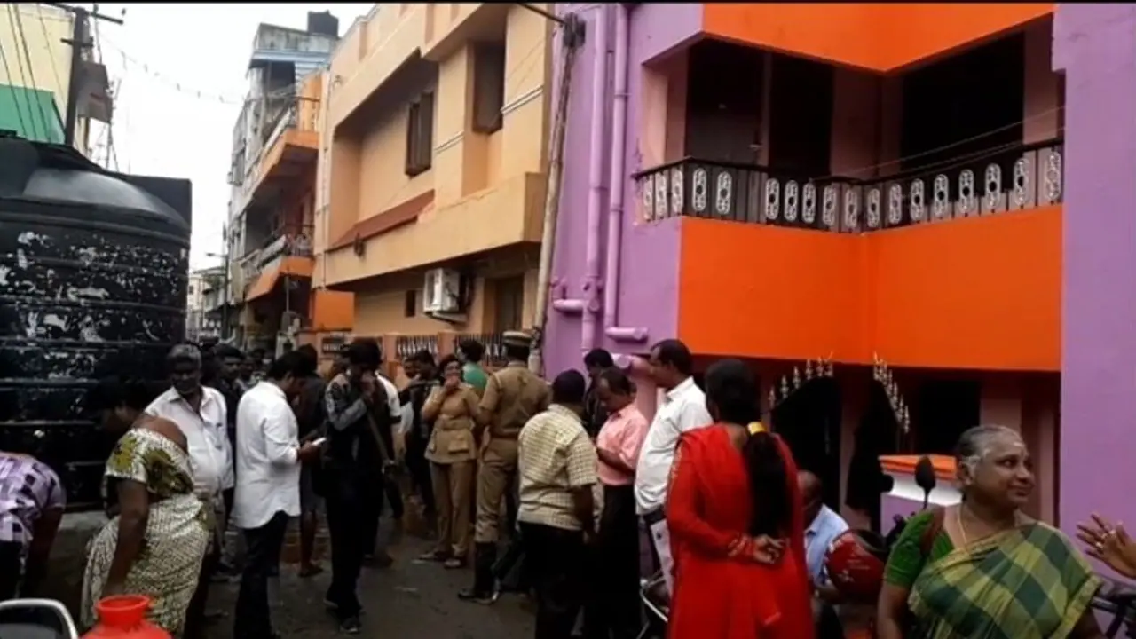 கோவில் நிலங்களை மீட்ட இந்து அறநிலையத்துறை அதிகாரிகள்...! 7 கோடி ரூபாய் மதிப்பு..! கோவில் நிலங்களை மீட்ட இந்து அறநிலையத்துறை அதிகாரிகள்...! 7 கோடி ரூபாய் மதிப்பு..!