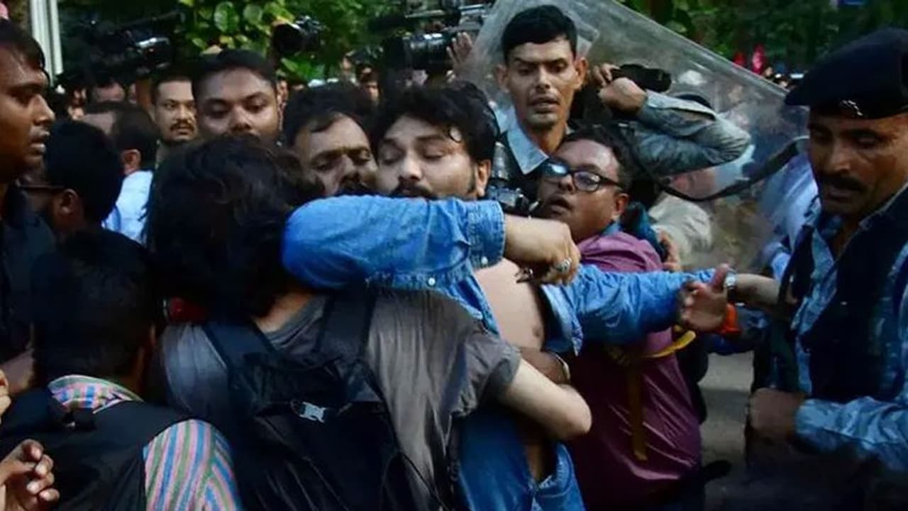 बाबुल सुप्रियो के घेराव पर राज्यपाल सख्त, छात्रों पर हो सकती है कड़ी कार्रवाई बाबुल सुप्रियो के घेराव पर राज्यपाल सख्त, छात्रों पर हो सकती है कड़ी कार्रवाई