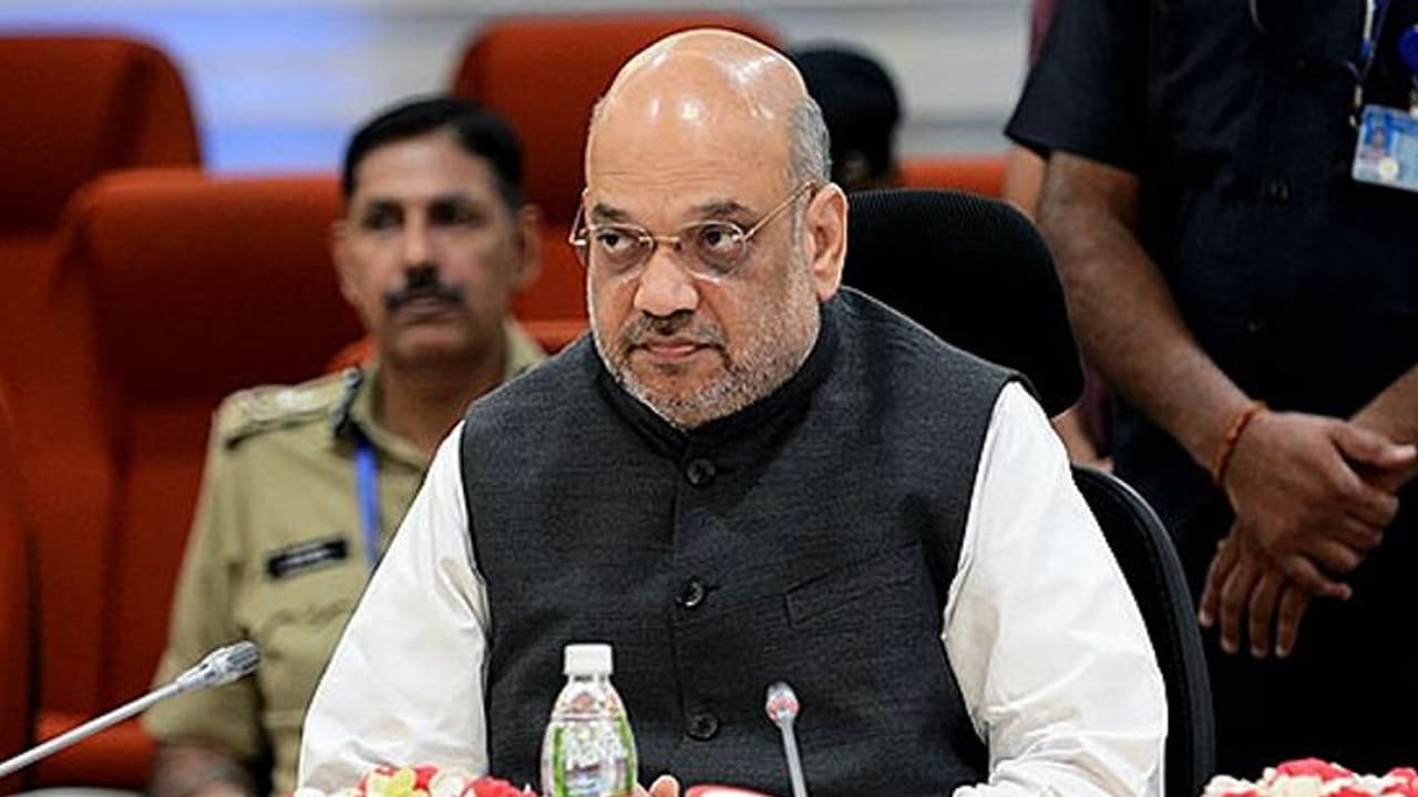 ಏನ್ರೀ ಅದು ಗಲಾಟೆ: ಶಾ ಕೈಯಲ್ಲಿರುವ ವರದಿಯಲ್ಲಿದೆ ಚಕ್ರವರ್ತಿ, ಗೌಡರ ಭರಾಟೆ! ಏನ್ರೀ ಅದು ಗಲಾಟೆ: ಶಾ ಕೈಯಲ್ಲಿರುವ ವರದಿಯಲ್ಲಿದೆ ಚಕ್ರವರ್ತಿ, ಗೌಡರ ಭರಾಟೆ!