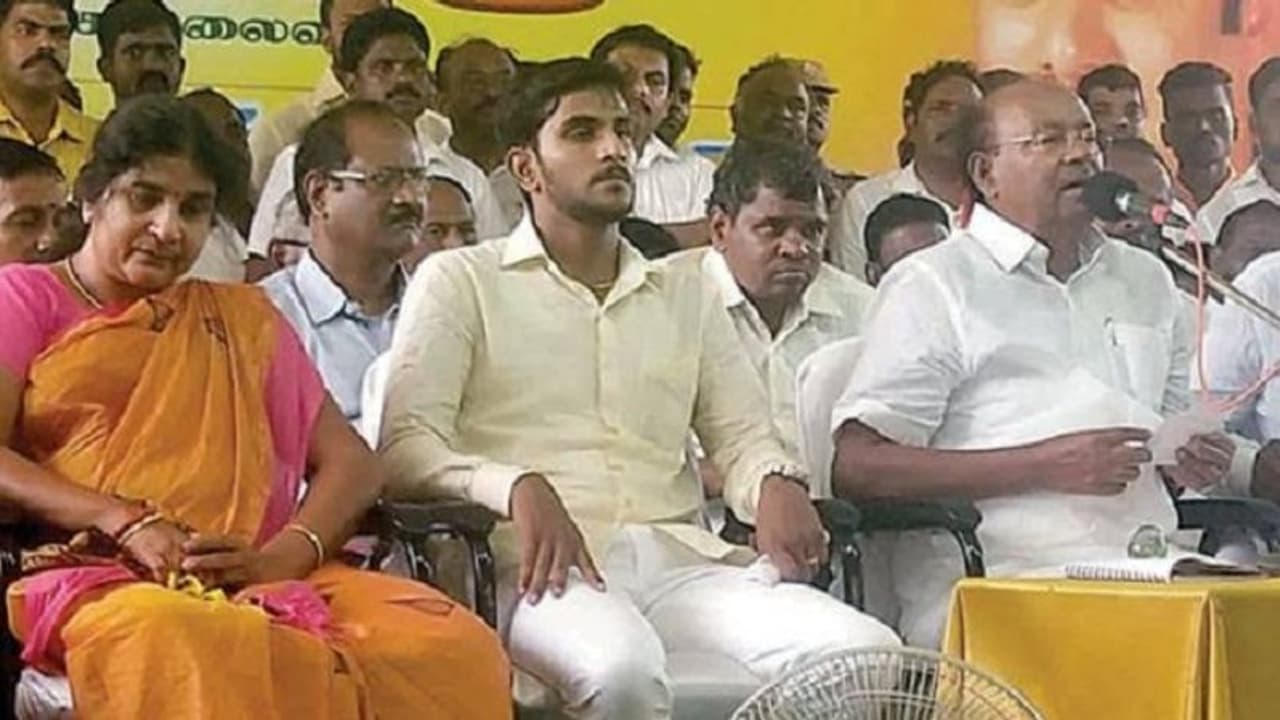 ராமதாஸ், அன்புமணிக்கு பின்னாடி எவனும் போகாதீங்க! நாசம் பண்ணி விட்ருவாங்க: சாபம் கொடுக்கும் காடுவெட்டி மகன்..! ராமதாஸ், அன்புமணிக்கு பின்னாடி எவனும் போகாதீங்க! நாசம் பண்ணி விட்ருவாங்க: சாபம் கொடுக்கும் காடுவெட்டி மகன்..!