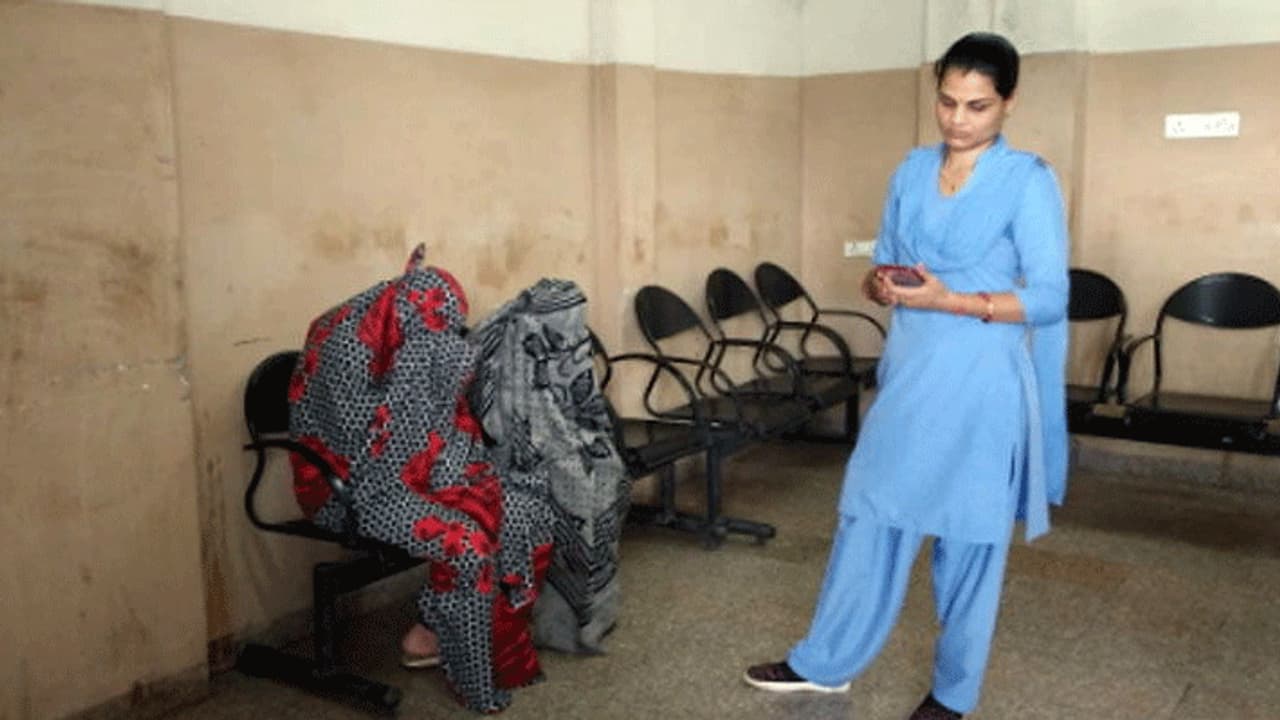 नेताओं अफसरों को लड़कियां भेजकर इस महिला ने कमाई बेशुमार दौलत, पहली किस्त थी 50 लाख की नेताओं अफसरों को लड़कियां भेजकर इस महिला ने कमाई बेशुमार दौलत, पहली किस्त थी 50 लाख की