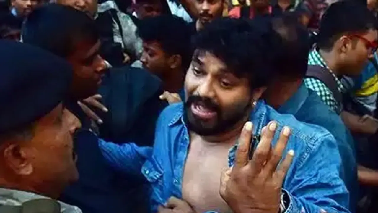 జుట్టు పట్టుకుని.. చొక్కా చించేసి: కేంద్రమంత్రి బాబూల్ సుప్రియోకి చేదు అనుభవం జుట్టు పట్టుకుని.. చొక్కా చించేసి: కేంద్రమంత్రి బాబూల్ సుప్రియోకి చేదు అనుభవం