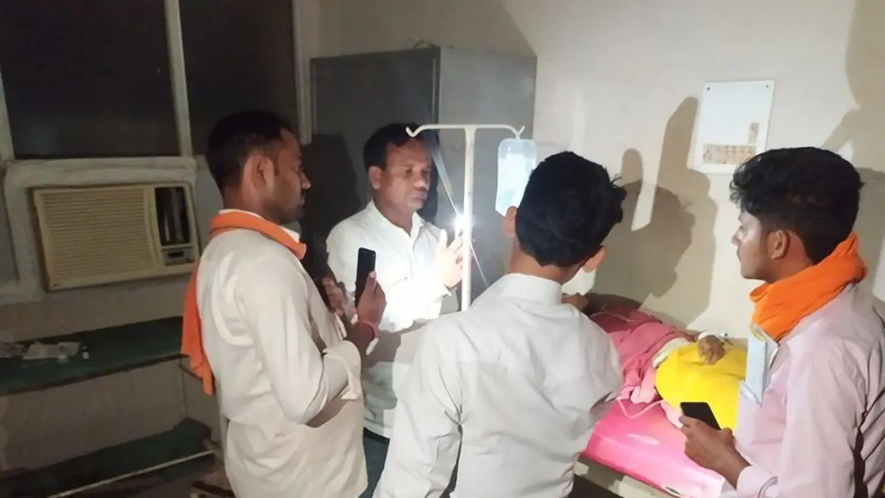 मोबाइल टार्च और मोमबत्ती से हो रहा है मेडिकल कॉलेज में इलाज