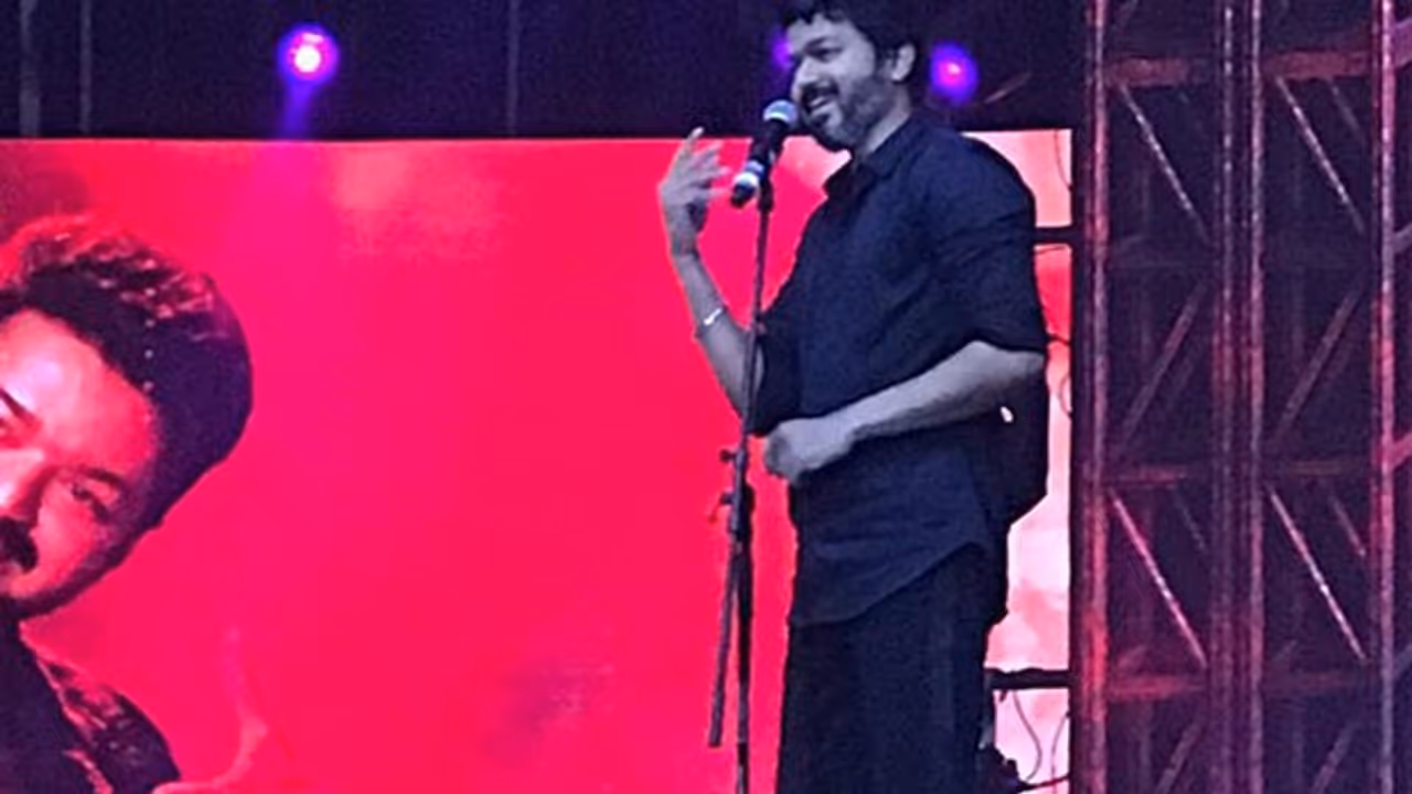 ’தகுதி உள்ளவர்கள்தான் பதவியில் இருக்கவேண்டும்’...ஆட்சியாளர்களுக்கு திகில் கிளப்பும் விஜய்... ’தகுதி உள்ளவர்கள்தான் பதவியில் இருக்கவேண்டும்’...ஆட்சியாளர்களுக்கு திகில் கிளப்பும் விஜய்...