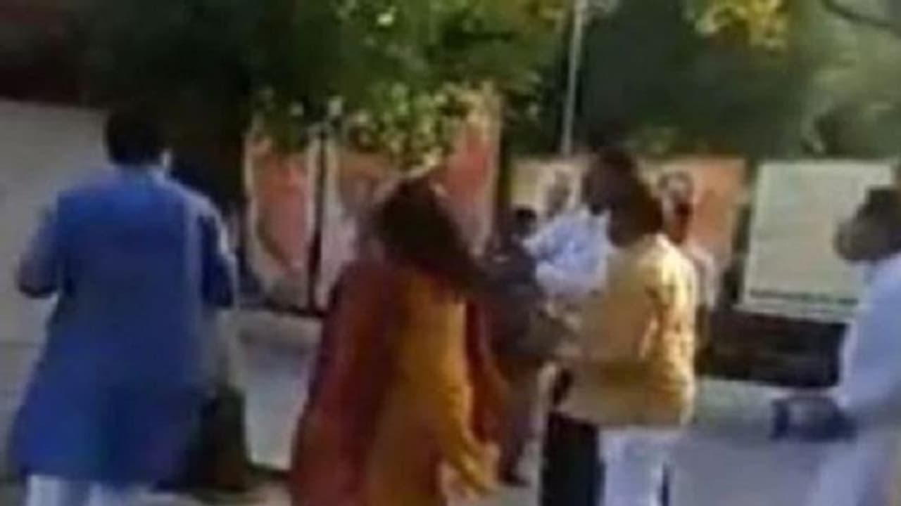 भाजपा नेता ने पत्नी को मारा थप्पड़ तो हुए पार्टी से बाहर