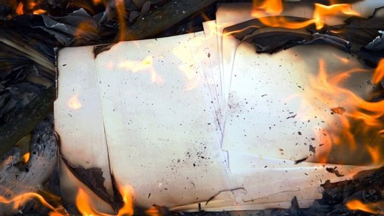 ಅಯ್ಯಯ್ಯೋ..ಲವ್ ಲೆಟರ್ ಸುಡಲು ಅಪಾರ್ಟ್ಮೆಂಟ್ಗೆ ಬೆಂಕಿ? ಅಯ್ಯಯ್ಯೋ..ಲವ್ ಲೆಟರ್ ಸುಡಲು ಅಪಾರ್ಟ್ಮೆಂಟ್ಗೆ ಬೆಂಕಿ?