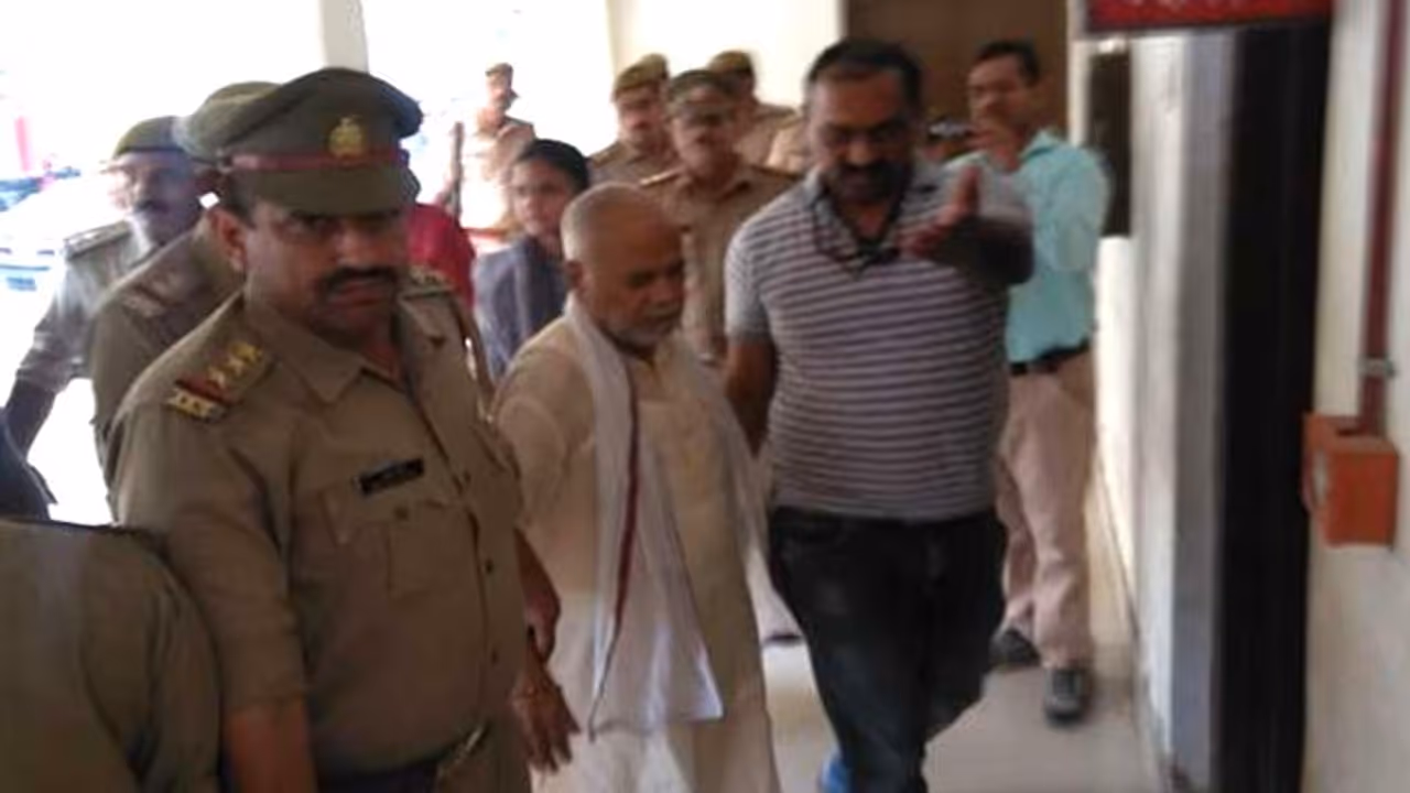 14 दिन के लिए जेल भेजे गए चिन्मयानंद, SIT ने छात्रा के 2 भाई और दोस्त को किया गिरफ्तार