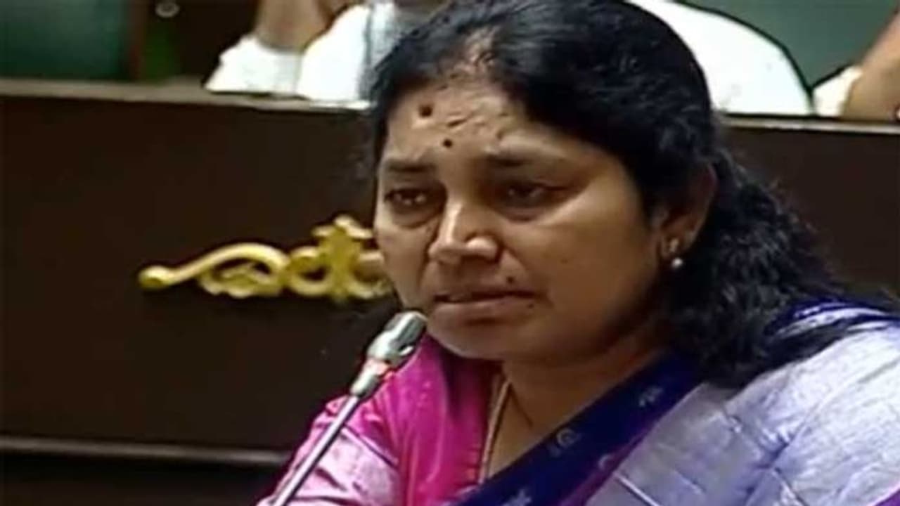 అసెంబ్లీలో కన్నీరు పెట్టుకున్న ఆలేరు టీఆర్ఎస్ ఎమ్మెల్యే సునీత అసెంబ్లీలో కన్నీరు పెట్టుకున్న ఆలేరు టీఆర్ఎస్ ఎమ్మెల్యే సునీత
