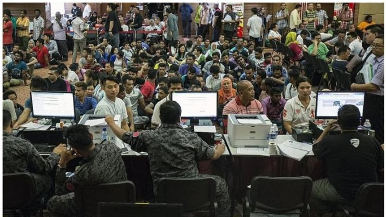 മലേഷ്യയില് പൊതുമാപ്പ് പ്രഖ്യാപിച്ചു; മലയാളികള് പ്രയോജനപ്പെടുത്തണമെന്ന് നോര്ക്ക മലേഷ്യയില് പൊതുമാപ്പ് പ്രഖ്യാപിച്ചു; മലയാളികള് പ്രയോജനപ്പെടുത്തണമെന്ന് നോര്ക്ക