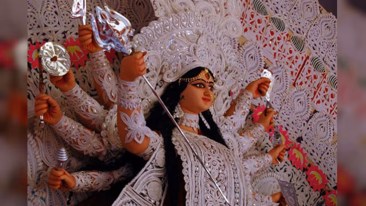 ধরাধামকে সংকটমুক্ত করতে কিভাবে আর্বিভাব মায়ের, জানুন সেই কাহিনি