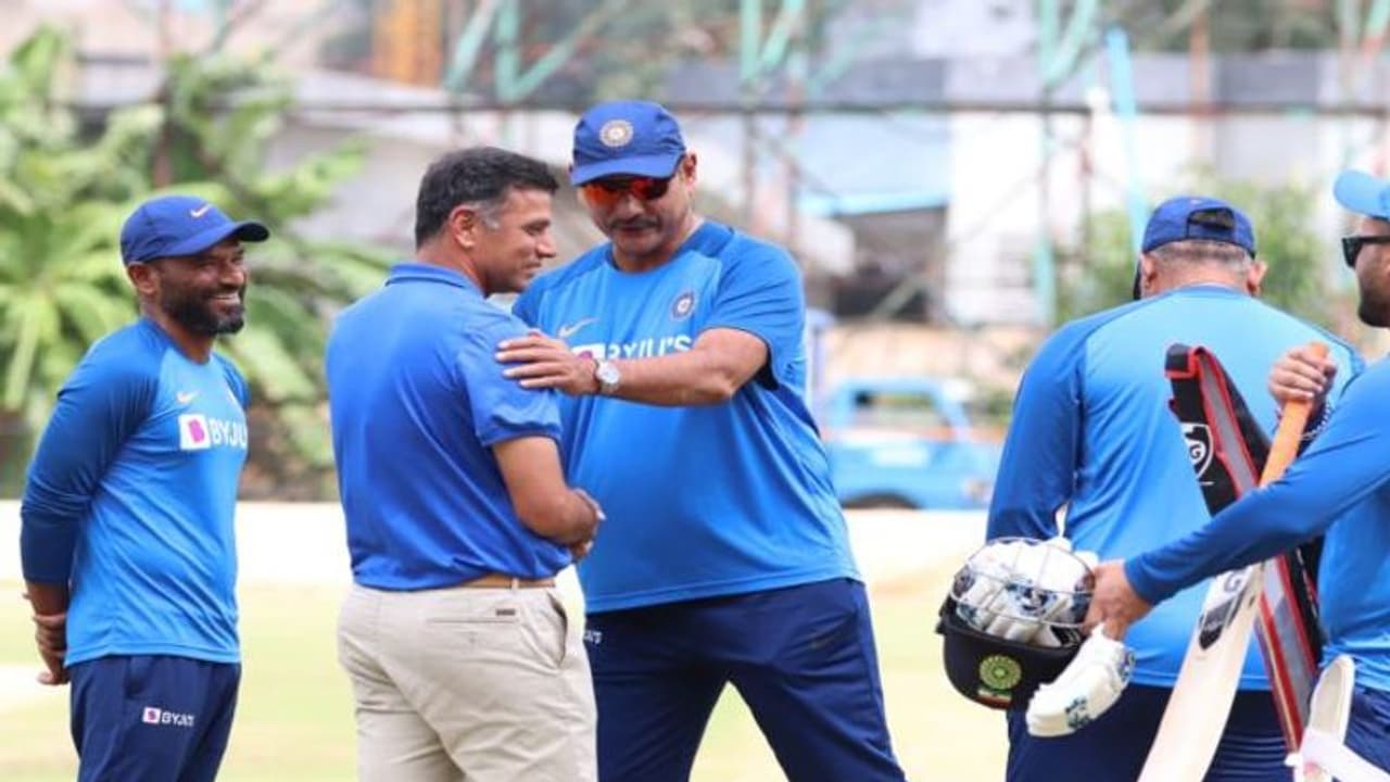 ভারতীয় দলের অনুশীলনে রাহুল দ্রাবিড়, টেস্ট সিরিজের প্রস্তুতি শুরু বুমরাদের ভারতীয় দলের অনুশীলনে রাহুল দ্রাবিড়, টেস্ট সিরিজের প্রস্তুতি শুরু বুমরাদের