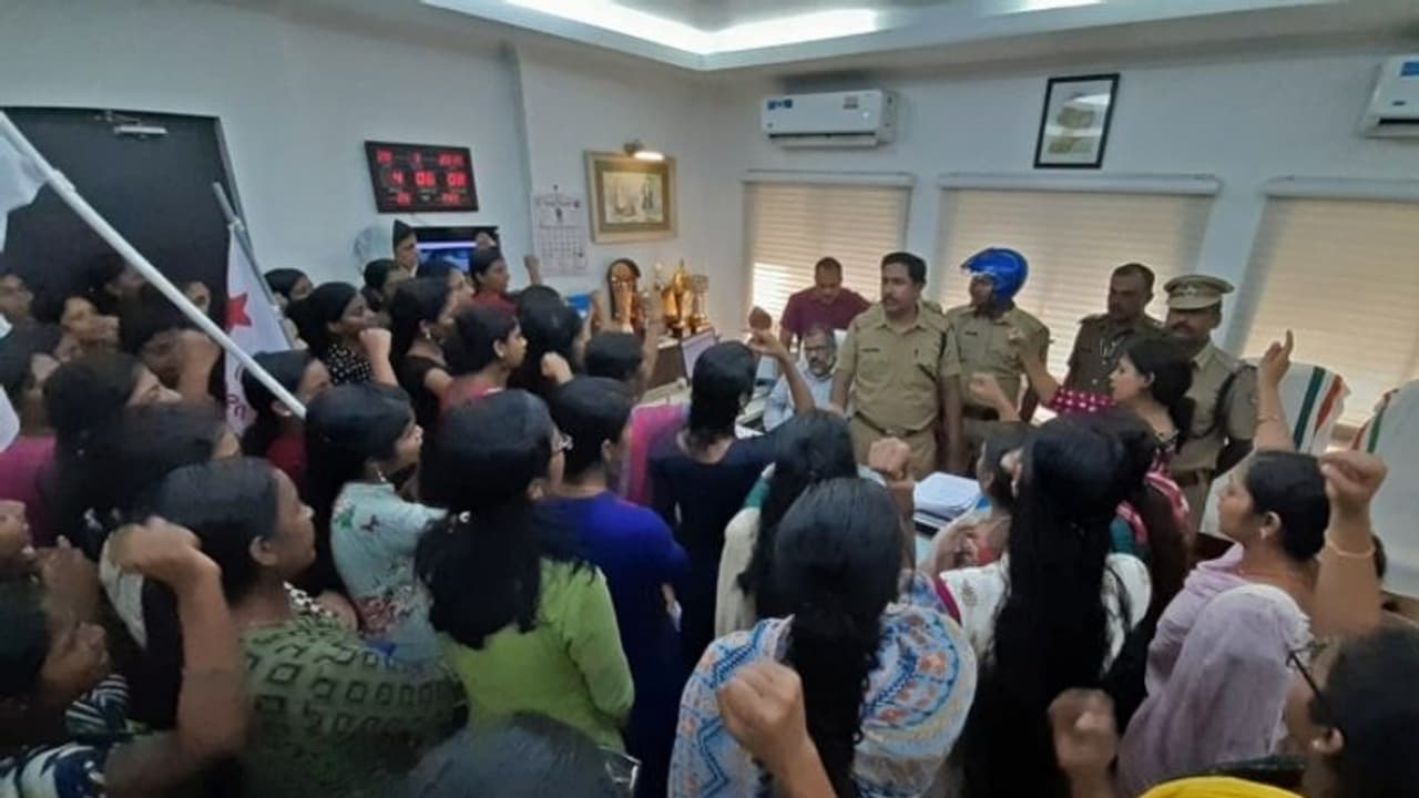 കാലിക്കറ്റിലെ ജാതിവിവേചനം ഉപസമിതി അന്വേഷിക്കും: അധ്യാപികയോട് അവധിയെടുക്കാന് വിസി ആവശ്യപ്പെട്ടു കാലിക്കറ്റിലെ ജാതിവിവേചനം ഉപസമിതി അന്വേഷിക്കും: അധ്യാപികയോട് അവധിയെടുക്കാന് വിസി ആവശ്യപ്പെട്ടു