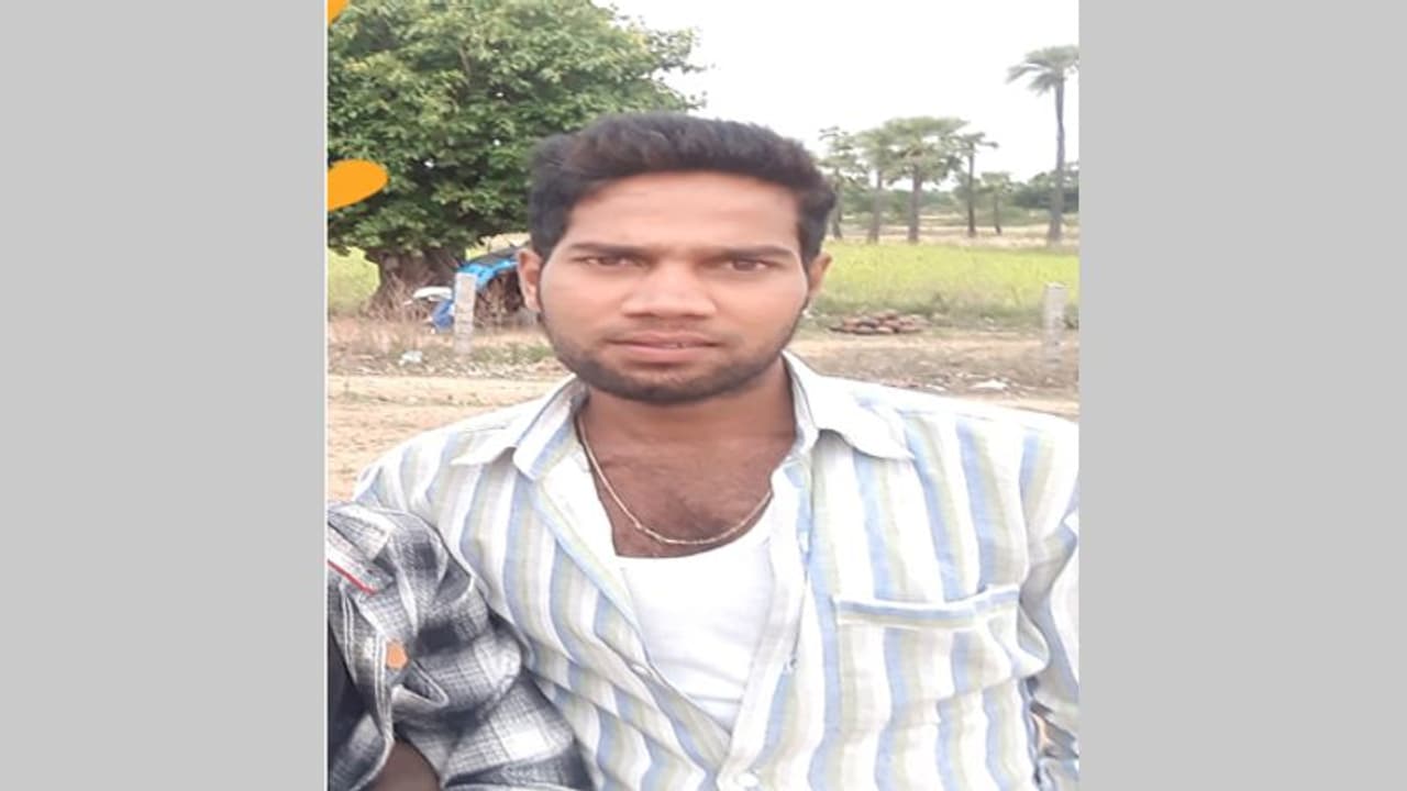 చేతబడి చేశాడనే అనుమానంతో... చితిపై పడుకోబెట్టి.. చేతబడి చేశాడనే అనుమానంతో... చితిపై పడుకోబెట్టి..