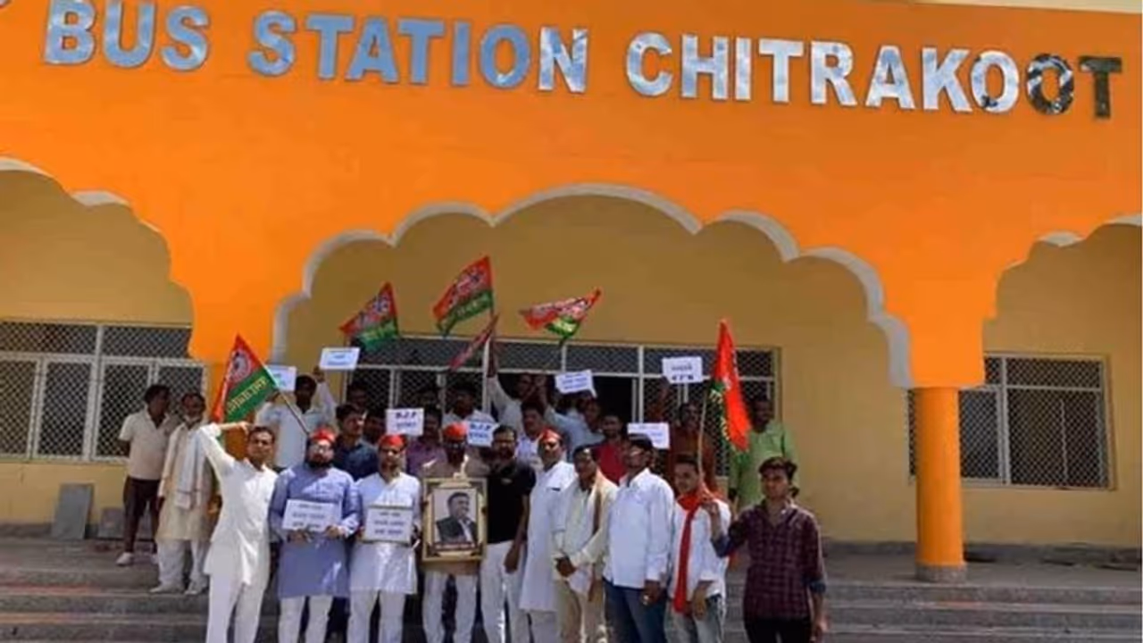 अखिलेश को श्रेय दिलाने के लिए सपाईयों ने बस अड्डे का काटा फीता, अभी काम भी नहीं हुआ पूरा अखिलेश को श्रेय दिलाने के लिए सपाईयों ने बस अड्डे का काटा फीता, अभी काम भी नहीं हुआ पूरा