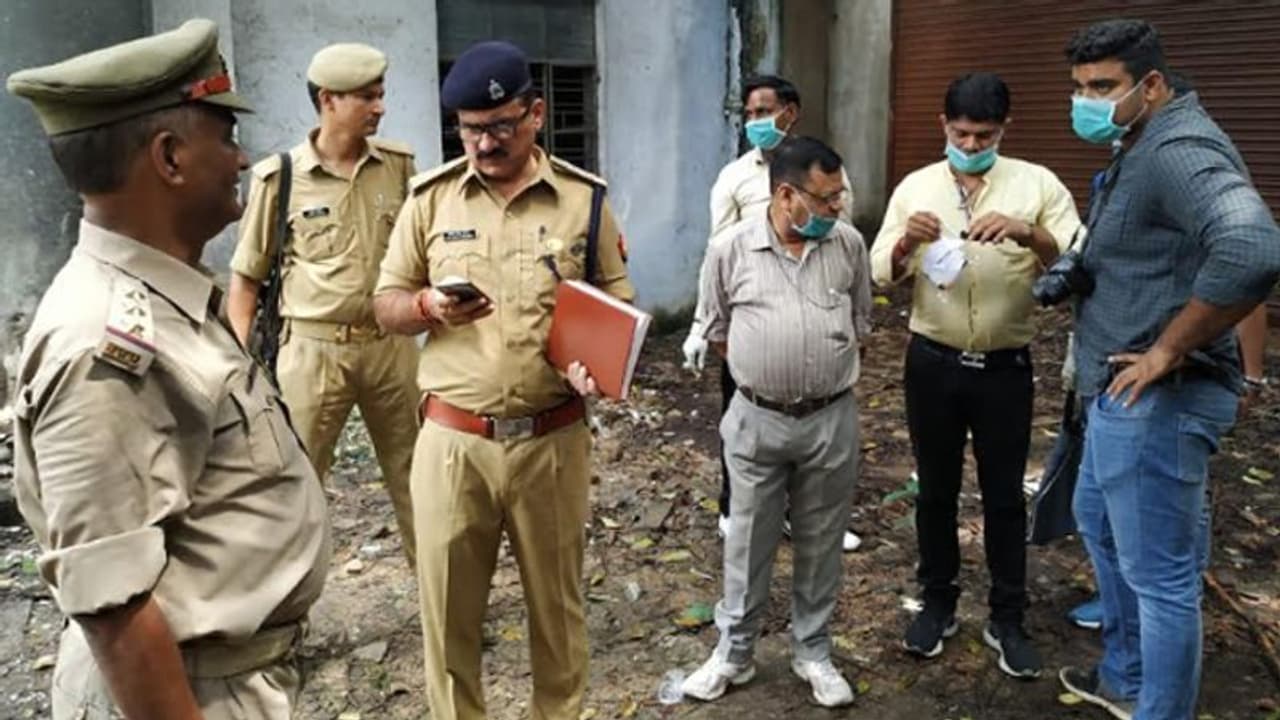 சுடுகாடு சும்மாவே இருக்குதுன்னு ஒருத்தனை கொலை பண்ணி எரிச்சிருக்கானுங்க!:என்ன கொடுமடா நடக்குது தமிழ்நாட்டுல? சுடுகாடு சும்மாவே இருக்குதுன்னு ஒருத்தனை கொலை பண்ணி எரிச்சிருக்கானுங்க!:என்ன கொடுமடா நடக்குது தமிழ்நாட்டுல?