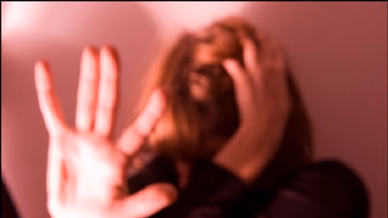 బాలికపై సామూహిక అత్యాచారం..చితక బాదిన గ్రామస్థులు బాలికపై సామూహిక అత్యాచారం..చితక బాదిన గ్రామస్థులు