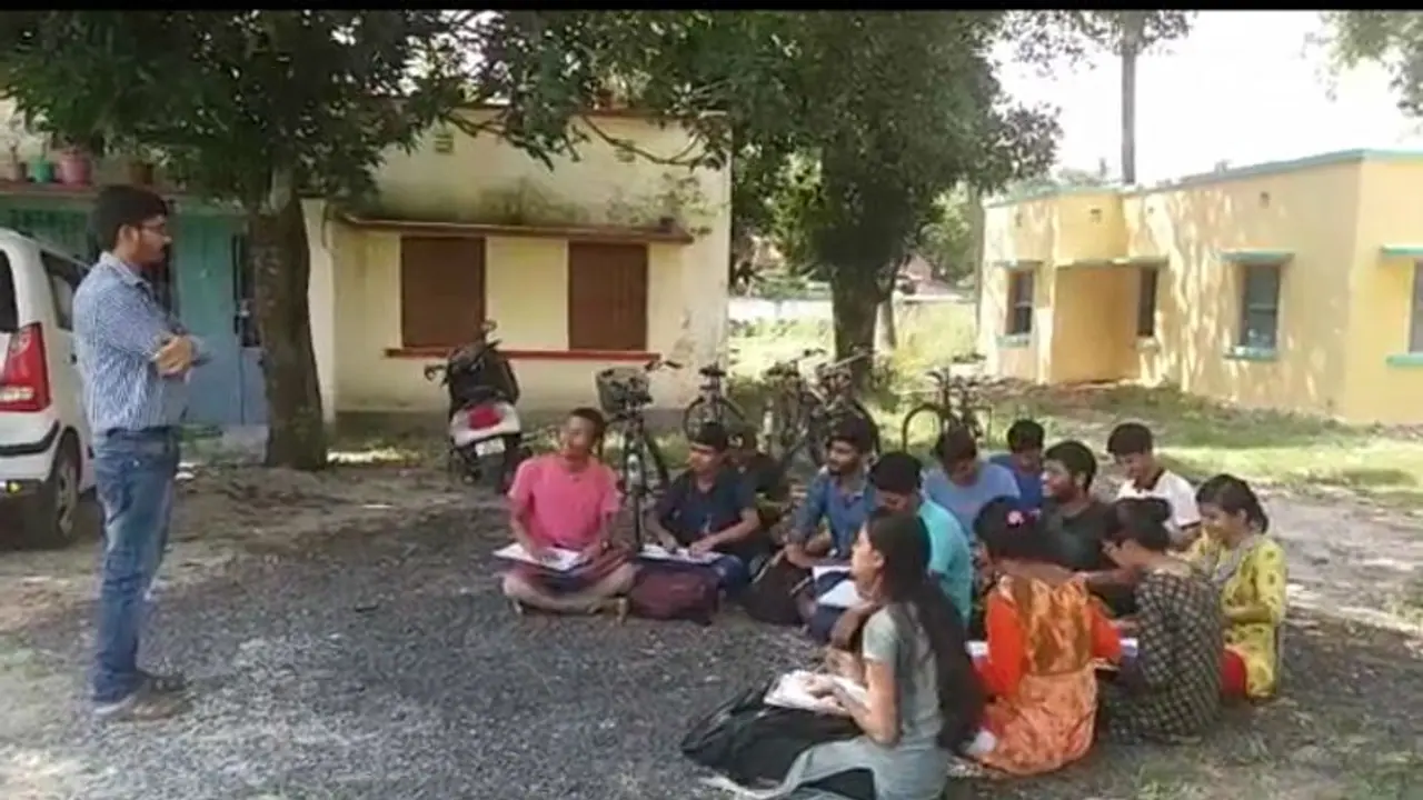 তালাবন্ধ ক্লাসরুম, রায়গঞ্জ বিশ্ববিদ্যালয়ে গাছতলাতেই ক্লাস তালাবন্ধ ক্লাসরুম, রায়গঞ্জ বিশ্ববিদ্যালয়ে গাছতলাতেই ক্লাস