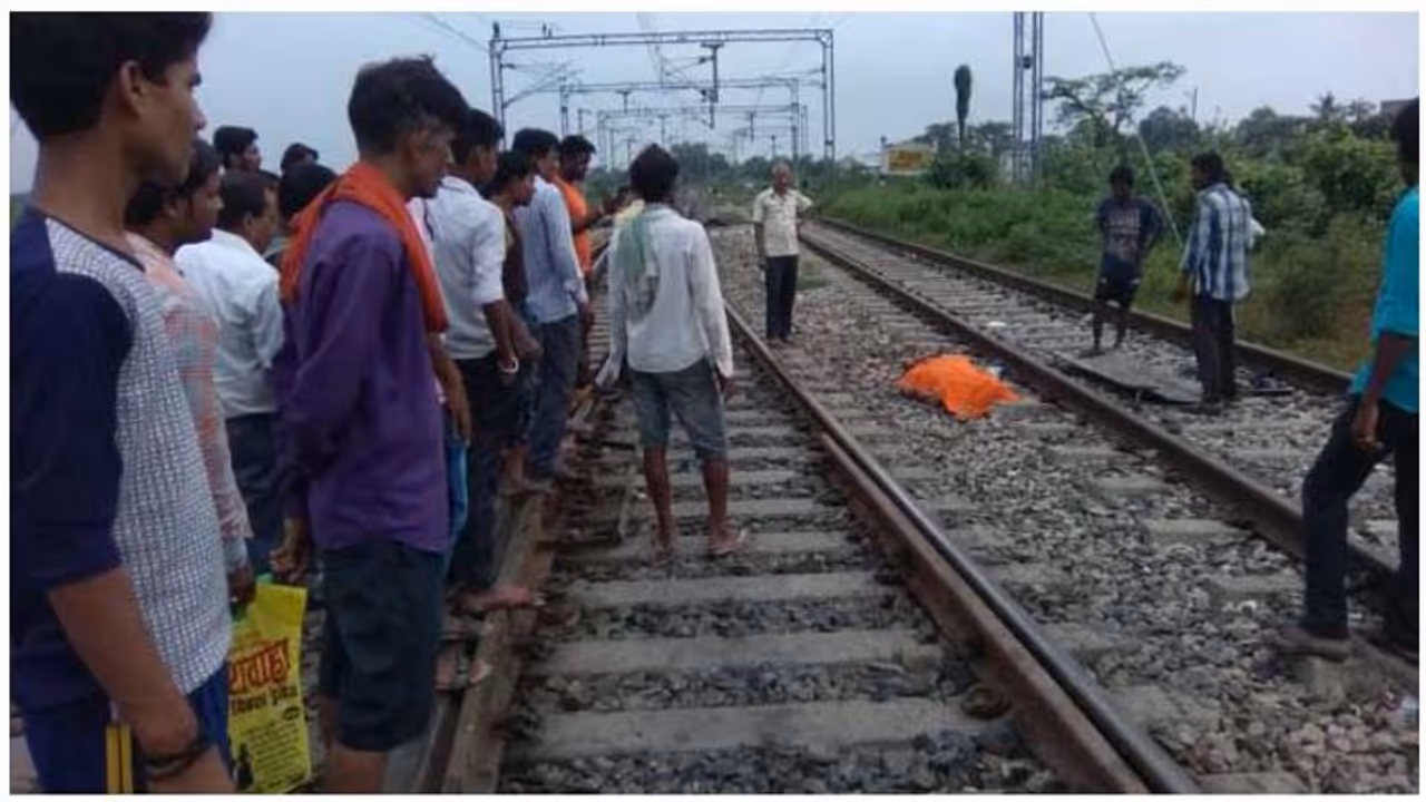 पति की कम सैलरी से नाराज थी महिला,दो बच्चों समेत ट्रेन के आगे कूद कर लगाया मौत को गले पति की कम सैलरी से नाराज थी महिला,दो बच्चों समेत ट्रेन के आगे कूद कर लगाया मौत को गले