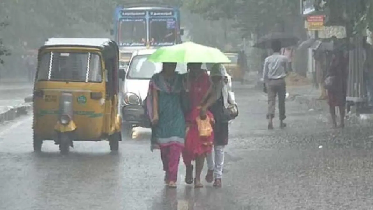 ತುಮಕೂರು: ತುಮಕೂರು ಜಿಲ್ಲೆಯಾದ್ಯಂತ ಧಾರಾಕಾರ ಮಳೆ, ತಗ್ಗು ಪ್ರದೇಶ ಜಲಾವೃತ ತುಮಕೂರು: ತುಮಕೂರು ಜಿಲ್ಲೆಯಾದ್ಯಂತ ಧಾರಾಕಾರ ಮಳೆ, ತಗ್ಗು ಪ್ರದೇಶ ಜಲಾವೃತ