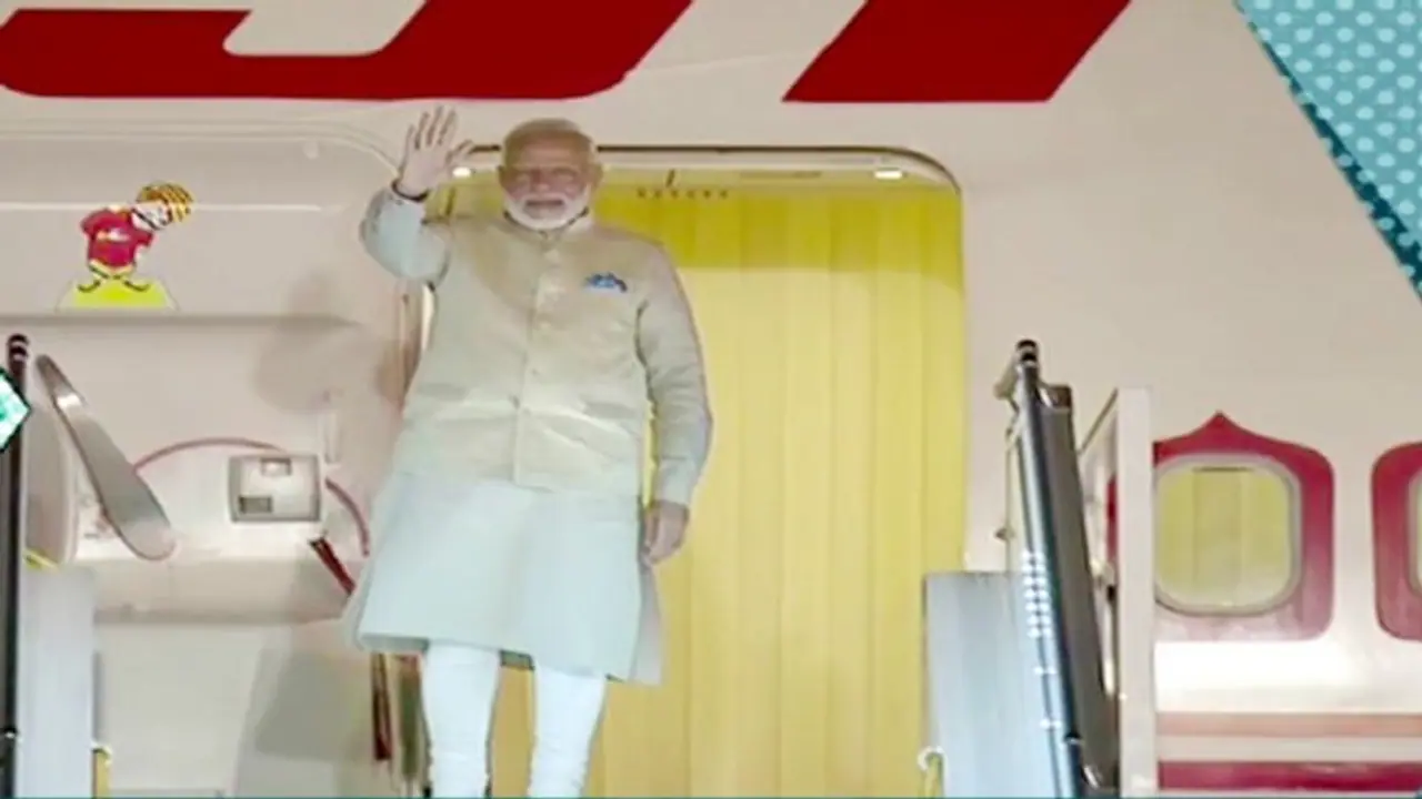 Howdy Modi: अमेरिका के लिए रवाना हुए नरेंद्र मोदी, रविवार को 50 हजार से अधिक लोगों को करेंगे संबोधित Howdy Modi: अमेरिका के लिए रवाना हुए नरेंद्र मोदी, रविवार को 50 हजार से अधिक लोगों को करेंगे संबोधित