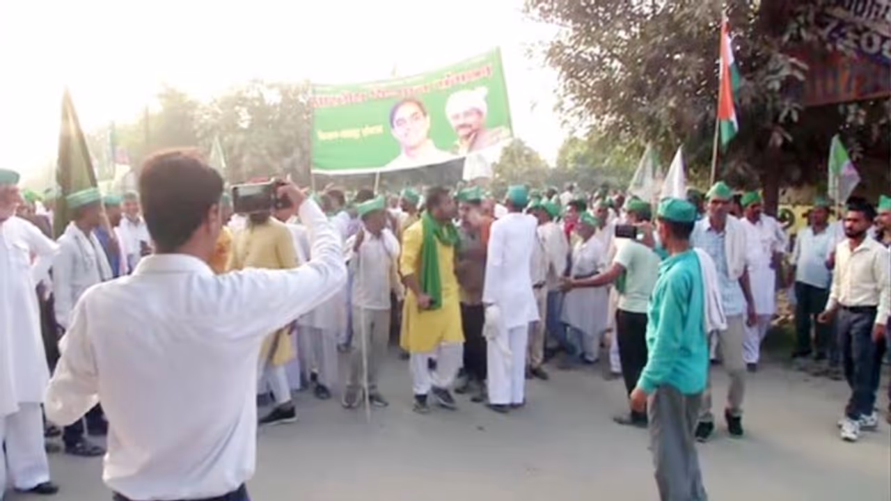 हजारों किसान दिल्ली के लिए पैदल रवाना, इन 15 सूत्रीय मांगों को लेकर किसान घाट पर करेंगे प्रदर्शन हजारों किसान दिल्ली के लिए पैदल रवाना, इन 15 सूत्रीय मांगों को लेकर किसान घाट पर करेंगे प्रदर्शन