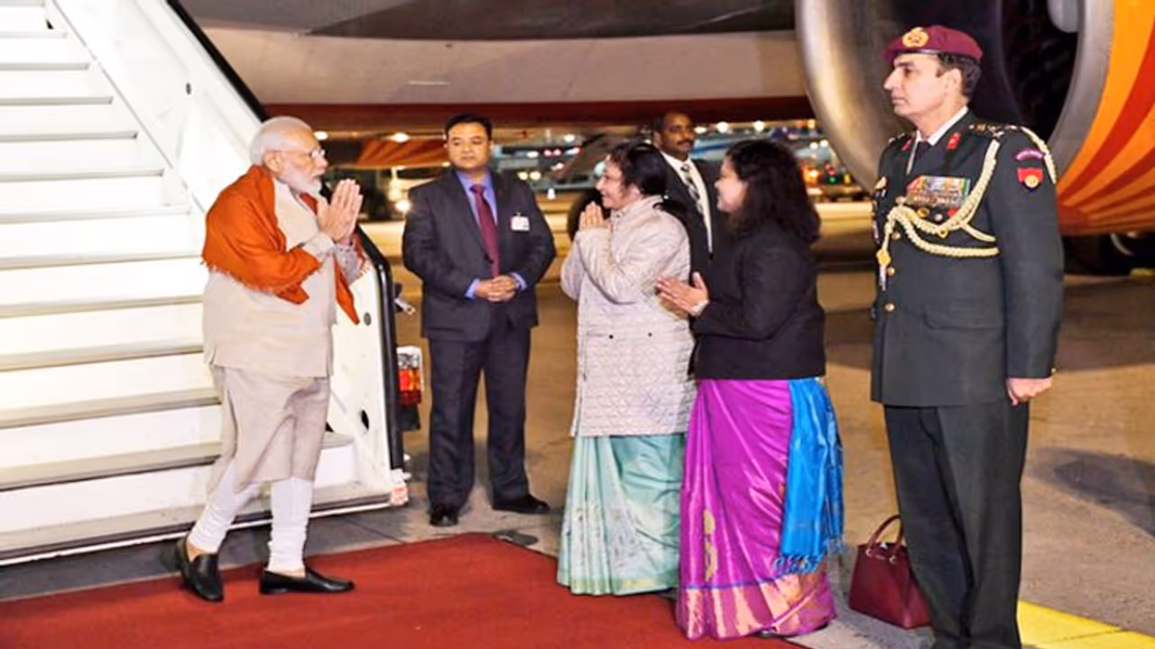 Howdy Modi: जर्मनी के फ्रेंकफर्ट में पीएम मोदी का टेक्निकल हॉल्ट, दो घंटे रुकने के बाद होंगे यूएस रवाना Howdy Modi: जर्मनी के फ्रेंकफर्ट में पीएम मोदी का टेक्निकल हॉल्ट, दो घंटे रुकने के बाद होंगे यूएस रवाना