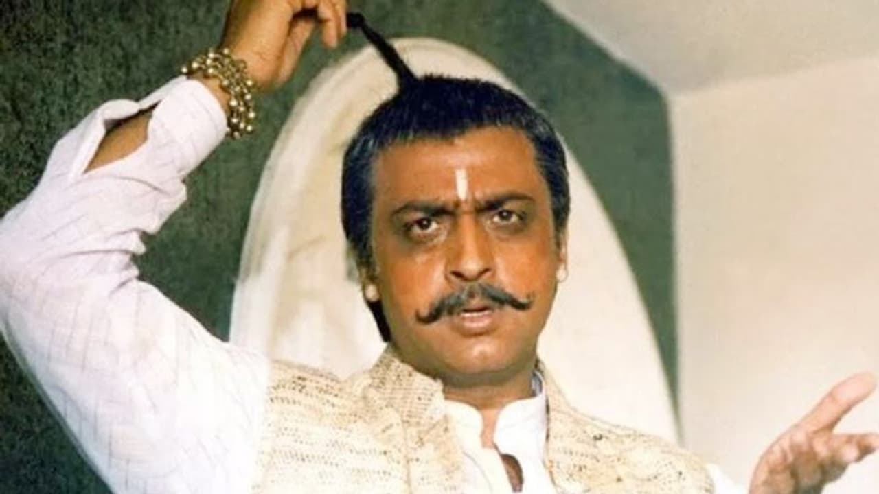 कभी डिटर्जेंट पाउडर तो कभी फिनाइल की गोलियां बेचता था ये एक्टर, स्कूल की फीस भरने के भी नहीं थे पैसे कभी डिटर्जेंट पाउडर तो कभी फिनाइल की गोलियां बेचता था ये एक्टर, स्कूल की फीस भरने के भी नहीं थे पैसे