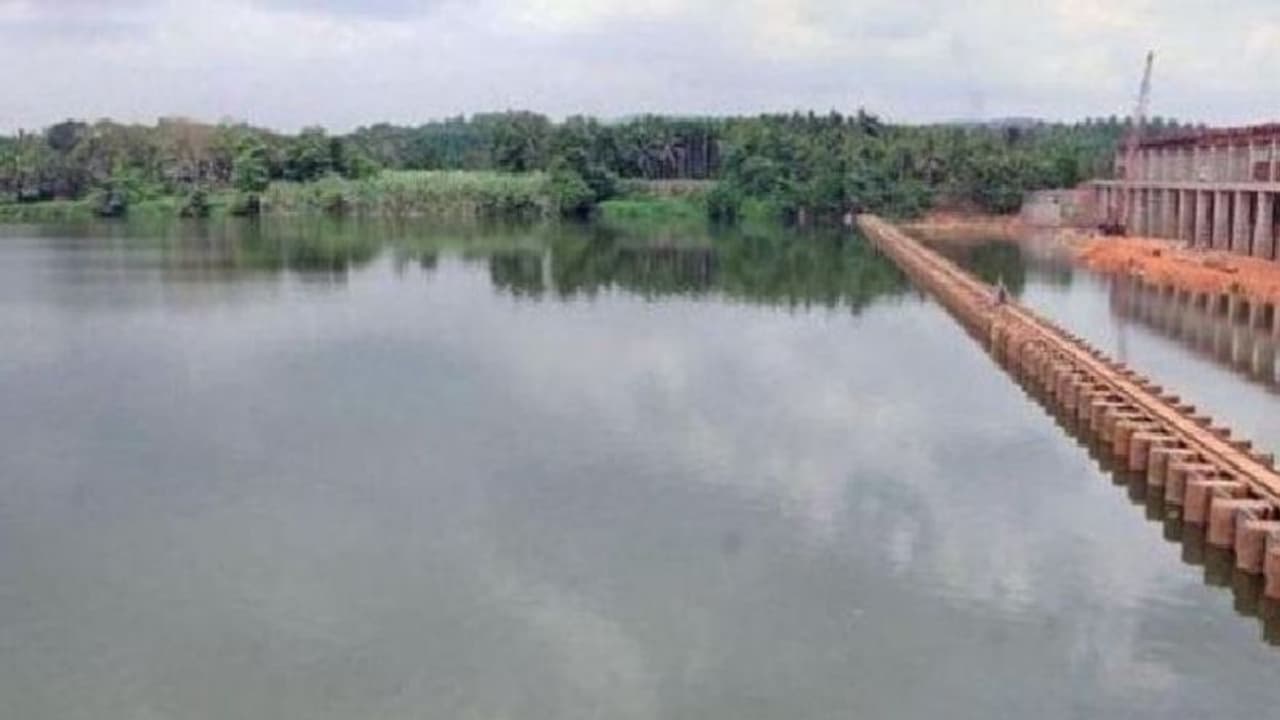 ಚಳ್ಳಕೆರೆ: ಚೌಳೂರು ಬ್ಯಾರೇಜ್ಗೆ ಶಾಸಕ ರಘುಮೂರ್ತಿ ಬಾಗಿನ ಚಳ್ಳಕೆರೆ: ಚೌಳೂರು ಬ್ಯಾರೇಜ್ಗೆ ಶಾಸಕ ರಘುಮೂರ್ತಿ ಬಾಗಿನ