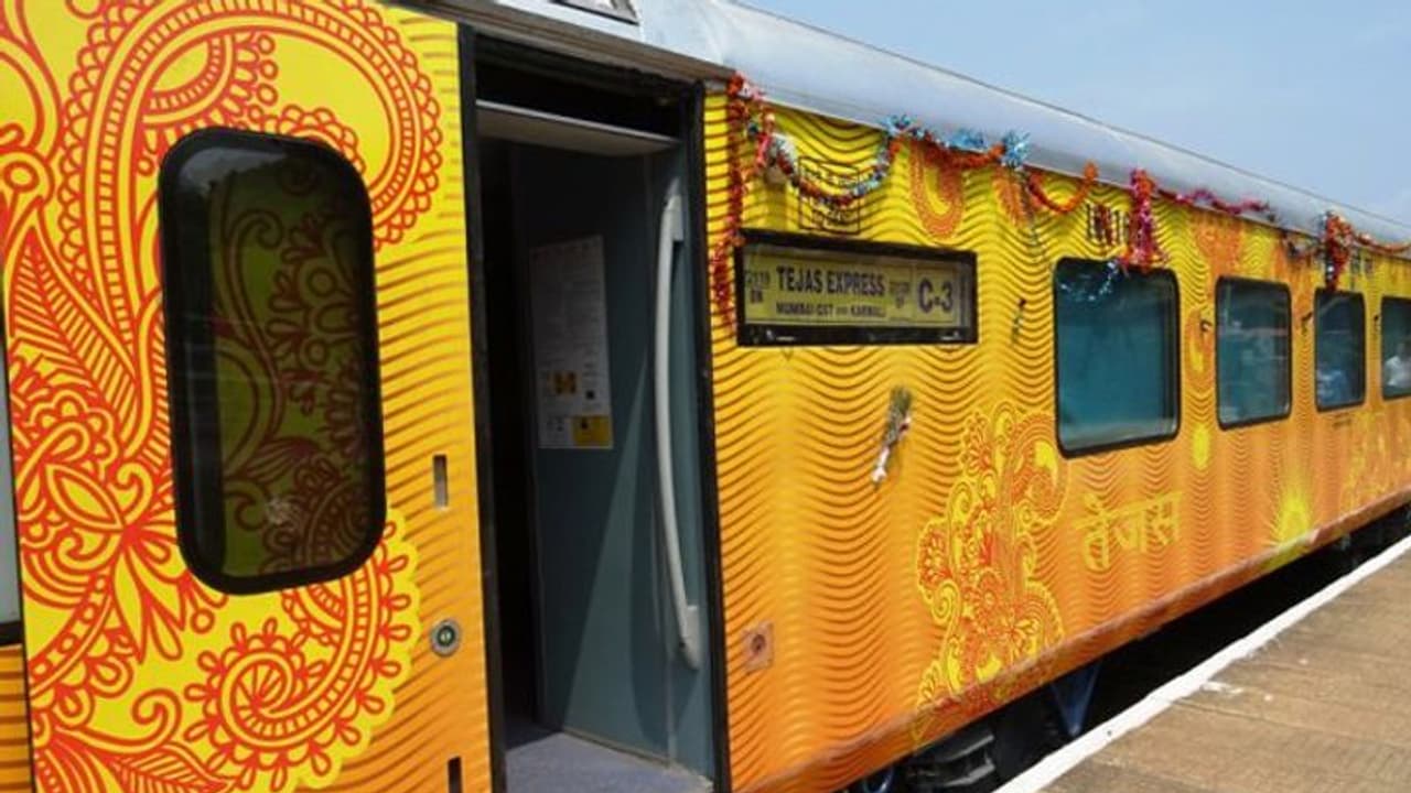 4 अक्टूबर से लखनऊ नई दिल्ली के बीच दौड़ेगी तेजस एक्सप्रेस, जानें क्या है किराया 4 अक्टूबर से लखनऊ नई दिल्ली के बीच दौड़ेगी तेजस एक्सप्रेस, जानें क्या है किराया