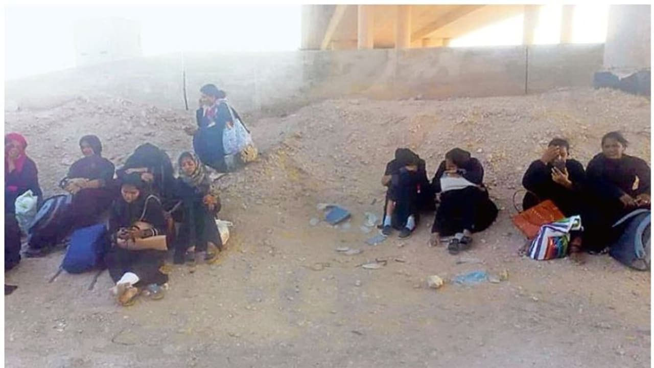 വാഹനാപകടം; മലയാളി നഴ്സുമാര് മണിക്കൂറുകളോളം സൗദിയിലെ മരുഭൂമിയില് കുടുങ്ങി വാഹനാപകടം; മലയാളി നഴ്സുമാര് മണിക്കൂറുകളോളം സൗദിയിലെ മരുഭൂമിയില് കുടുങ്ങി