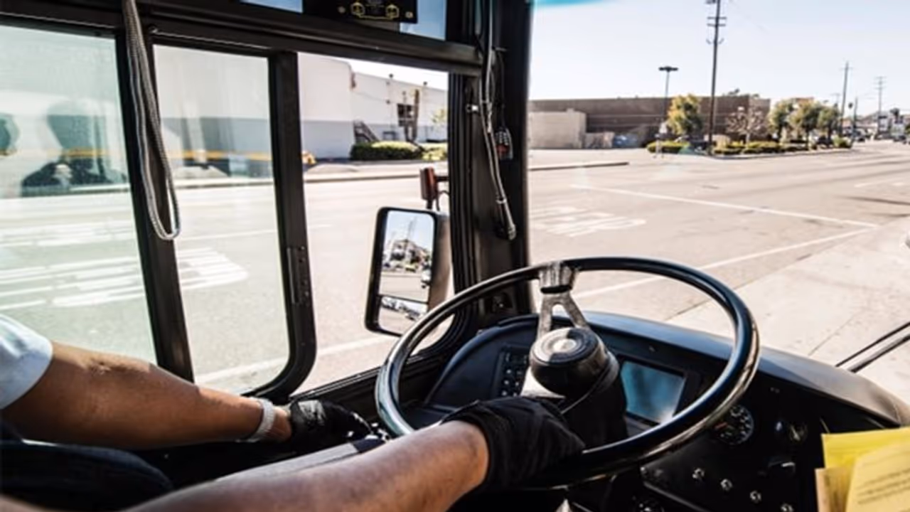 ಟ್ರಾಫಿಕ್ ಪೊಲೀಸರ ಎಡವಟ್ಟು; ಹೆಲ್ಮೆಟ್ ಹಾಕದ ಬಸ್ ಚಾಲಕನಿಗೆ ದಂಡ!