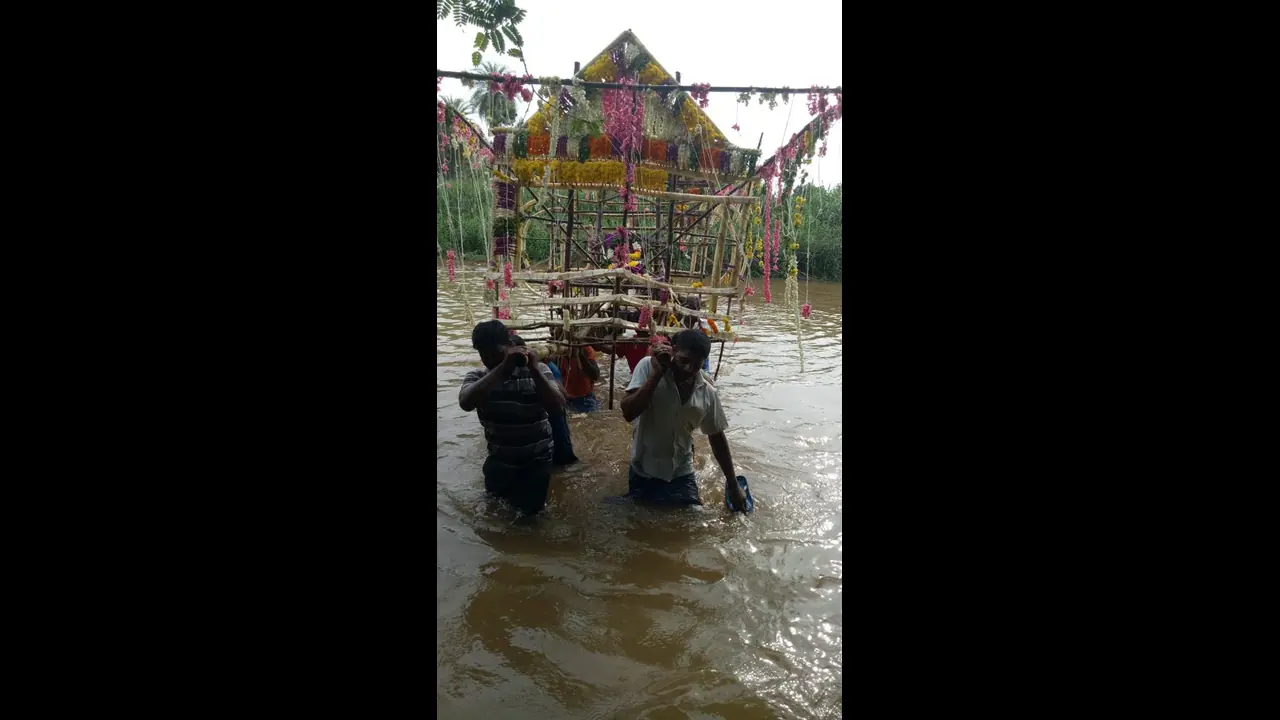 மார்பளவு தண்ணீரில் சடலத்தை தூக்கிச் சென்ற சம்பவம்.. பின்னணியில் மணற்கொள்ளை.. திடுக்கிடும் தகவல்!!